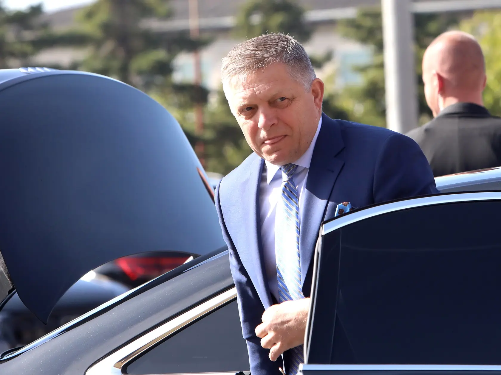 Na snímke premiér Robert Fico (Smer-SD) vystupuje z limuzíny pred výjazdovým rokovaním  vlády SR v obci Malá Lehota v okrese Žarnovica v stredu 30. apríla 2025. 