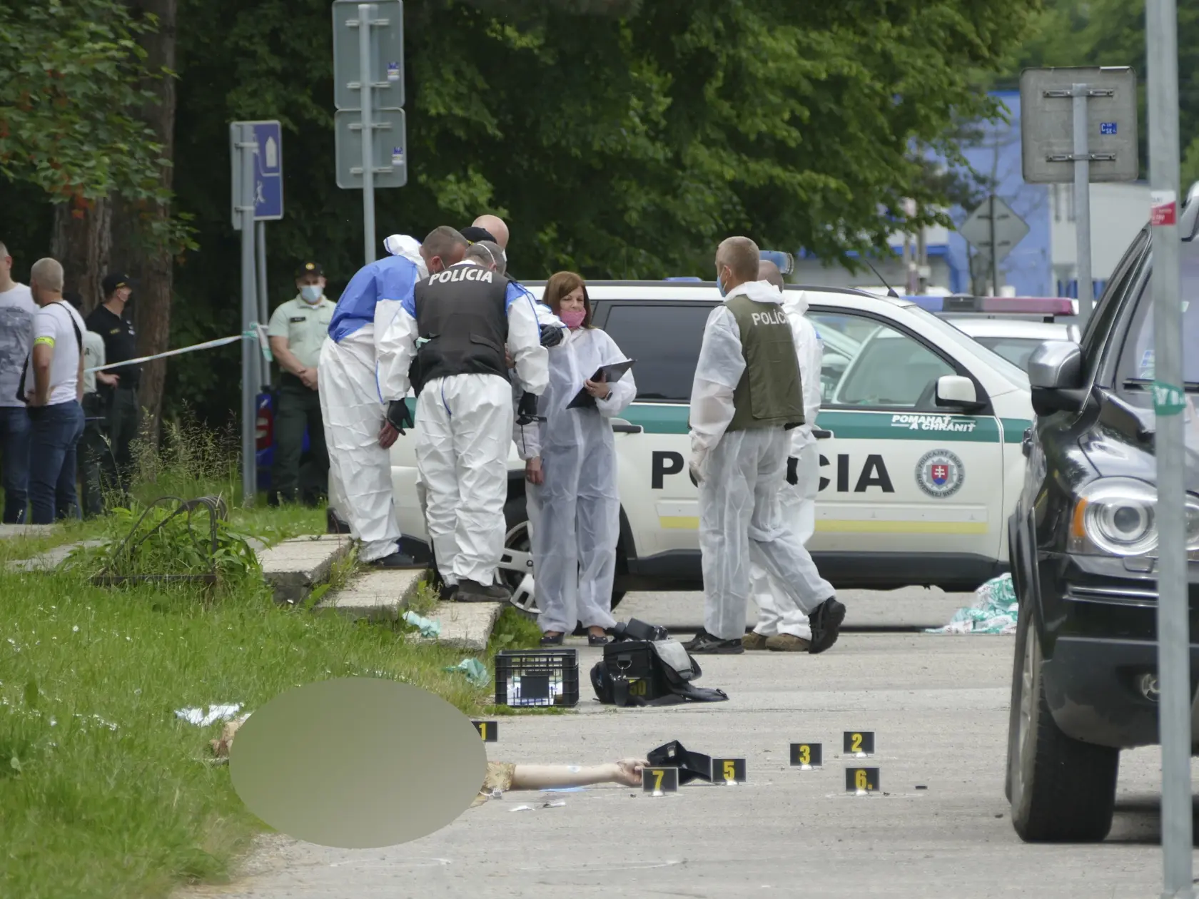 POZOR SILNÝ GRAFICKÝ OBSAH!!!!
Na snímke v pozadí vyšetrovatelia na mieste útoku muža na Spojenej škole vo Vrútkach 11. júna 2020. Pri incidente zomreli dvaja ľudia. Päť osôb je zranených, medzi nimi aj deti. Útočníkom na Spojenej škole vo Vrútkach bol jej bývalý žiak. FOTO TASR - Erika Ďurčová