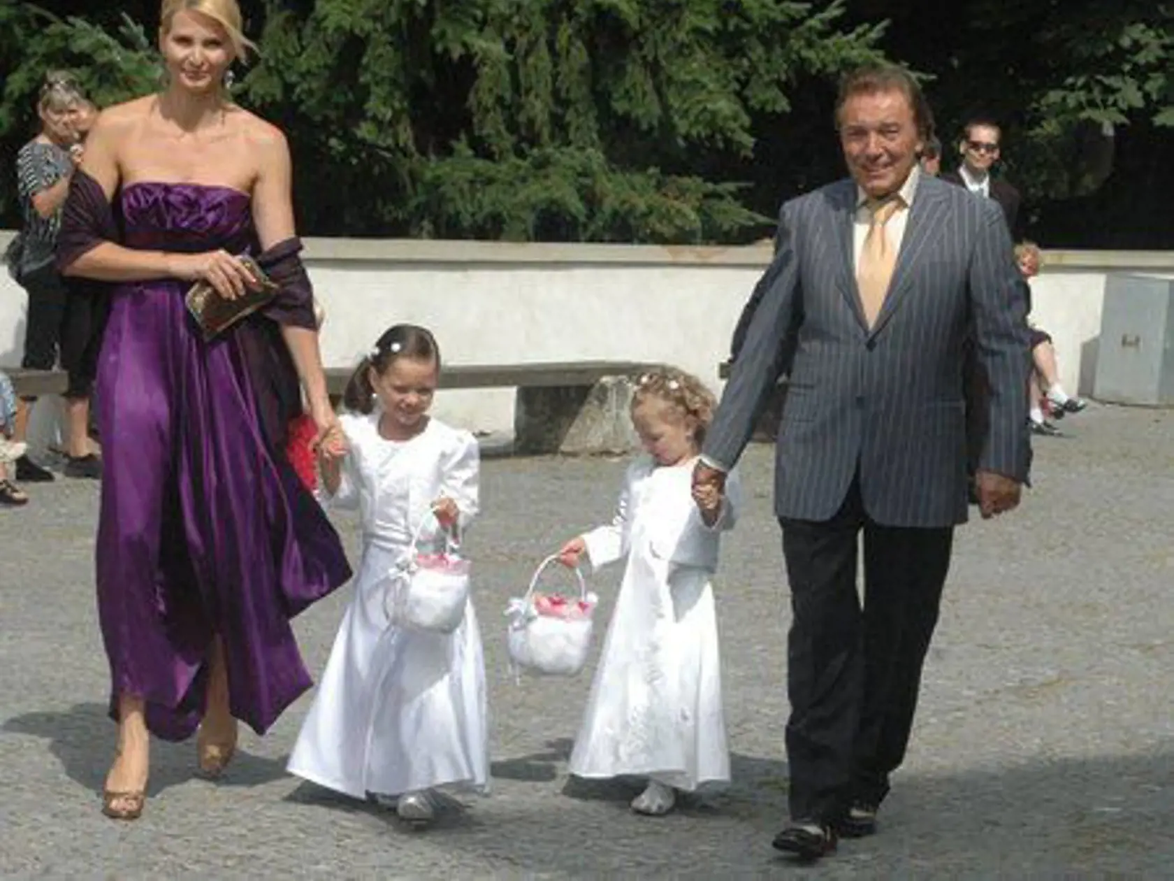 Nevestinou svedkyňou bola manželka Karla Gotta Ivana. Ich dcérky šli za družičky.