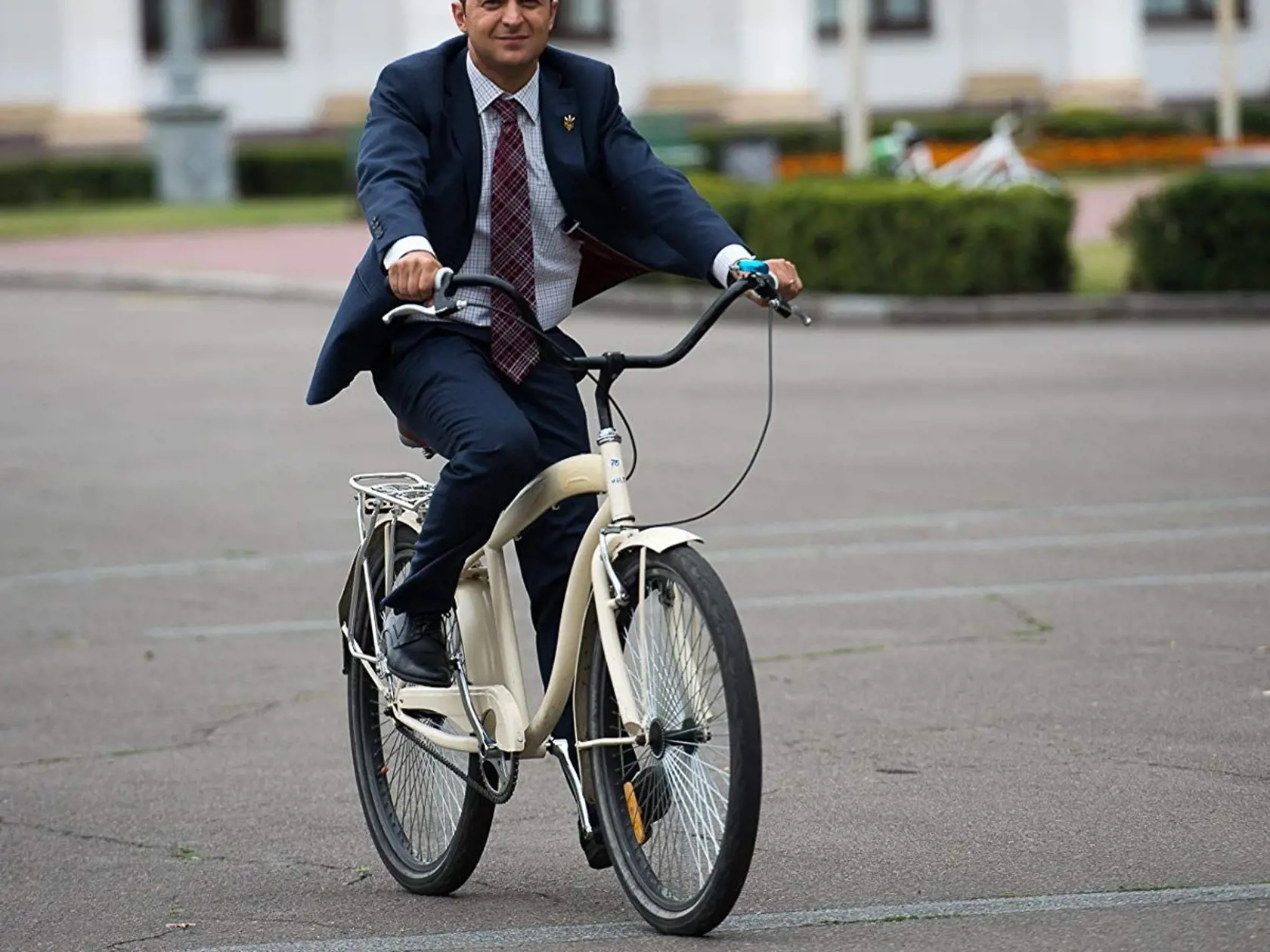 Voldymyr Zelensky je herec politik a režisér. V politike je nováčik, aj napriek tomu vyhral prezidentské voľby.