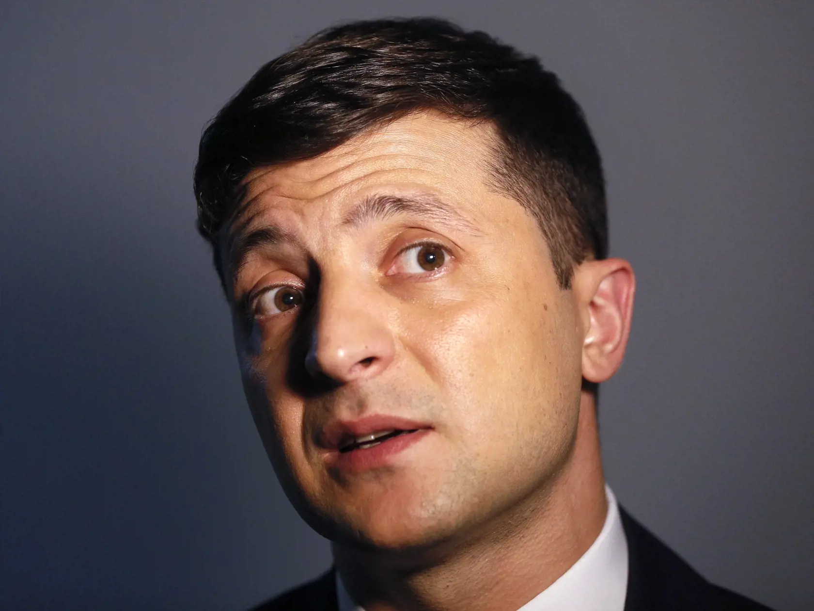 KK24 Kyjev - Populárny ukrajinský herec, komik a prezidentský kandidát Volodymyr Zelenskyj hovorí počas rozhovoru pre americkú tlačovú agentúru Associated Press v Kyjeve 6. februára 2019. FOTO TASR/AP
Ukrainian comedian and presidential candidate Volodymyr Zelenskiy speaks during his interview with The Associated Press, in Kiev, Ukraine, Wednesday, Feb. 6, 2019. Zelenskiy, who has taken the lead in Ukraineâ€™s presidential race, says his popularity reflects the public disillusionment with the na