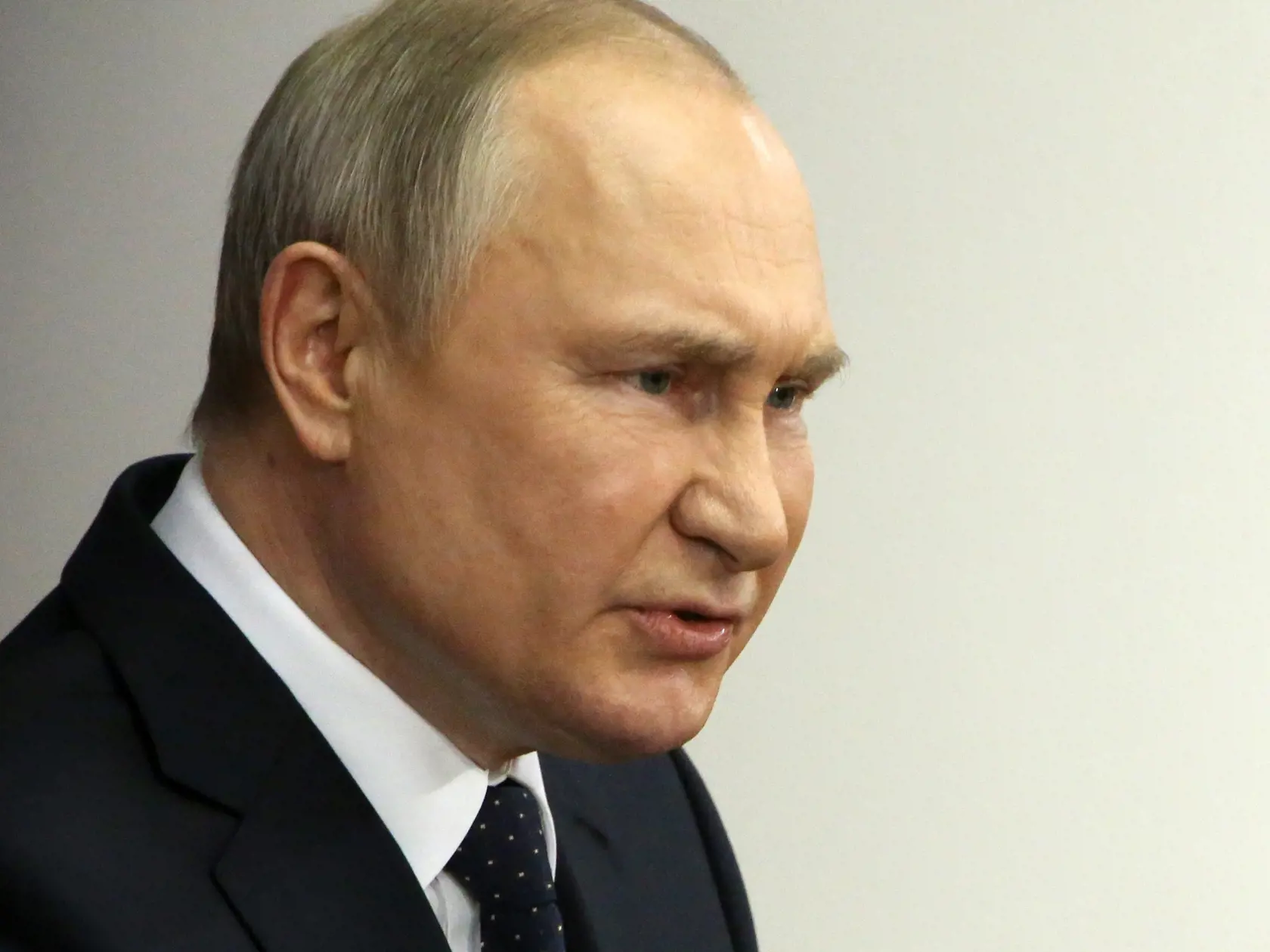 Francúzsky prezident Emmanuel Macron v piatok vyhlásil, že šéf Kremľa Vladimir Putin urobil "historickú a fundamentálnu chybu", keď rozhodol o začatí invázie na Ukrajinu.
