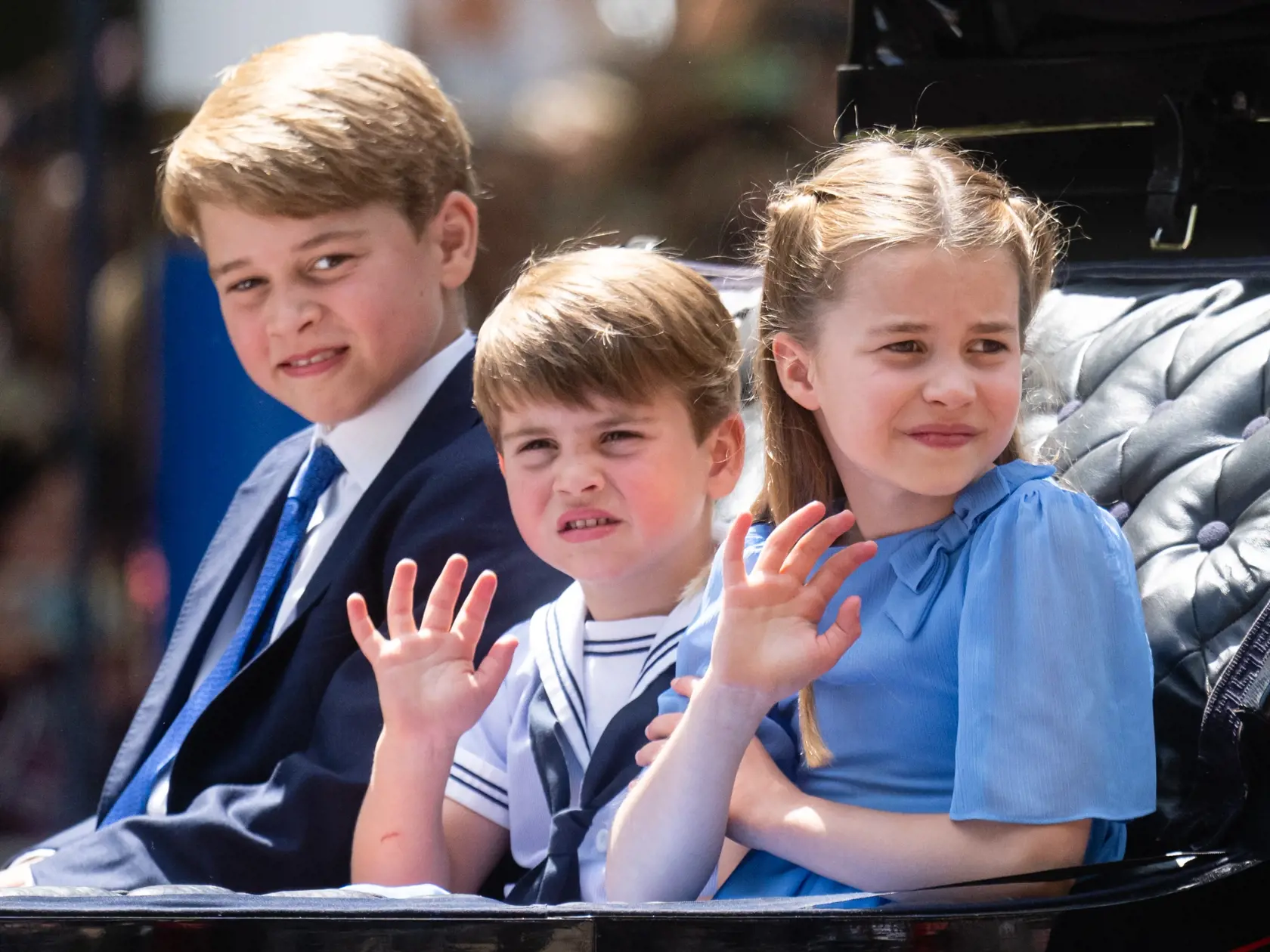 Princ George, princ Louis a princezná Charlotte v sprievode počas platinového jubilea kráľovnej Alžbety.