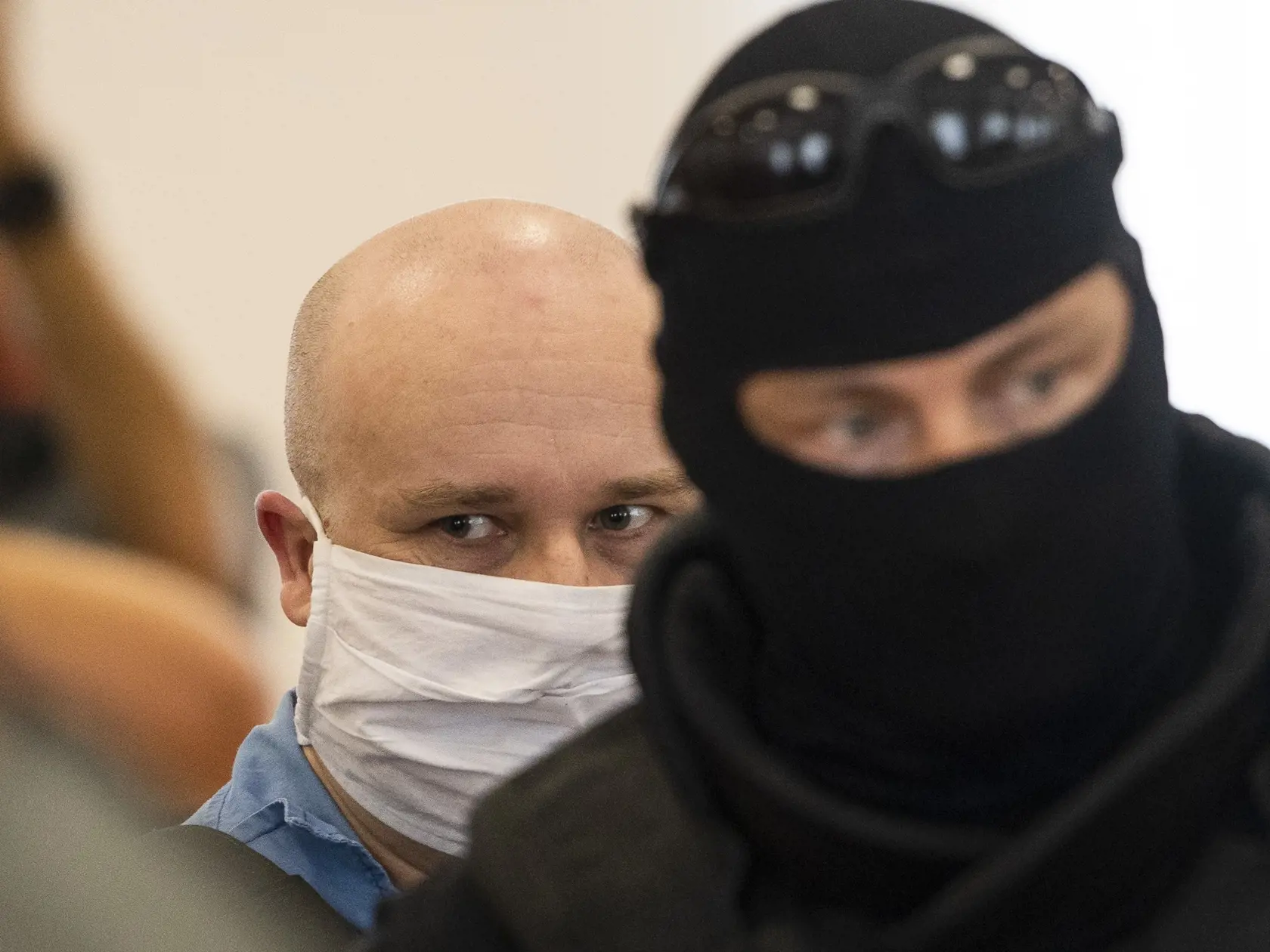 Na snímke vľavo odsúdený Zoltán Andruskó prichádza na hlavné pojednávanie v kauze vraždy Jána Kuciaka a Matiny Kušnírovej na Špecializovanom trestnom súde v Pezinku 20. júla 2020. FOTO TASR - Jaroslav Novák