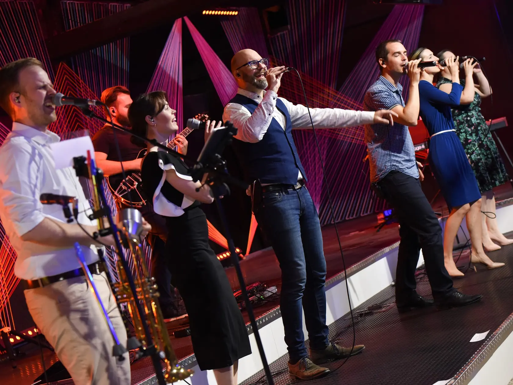 Kapela Rockstanders spieva v Milosti chvály pred začiatkom kázne.