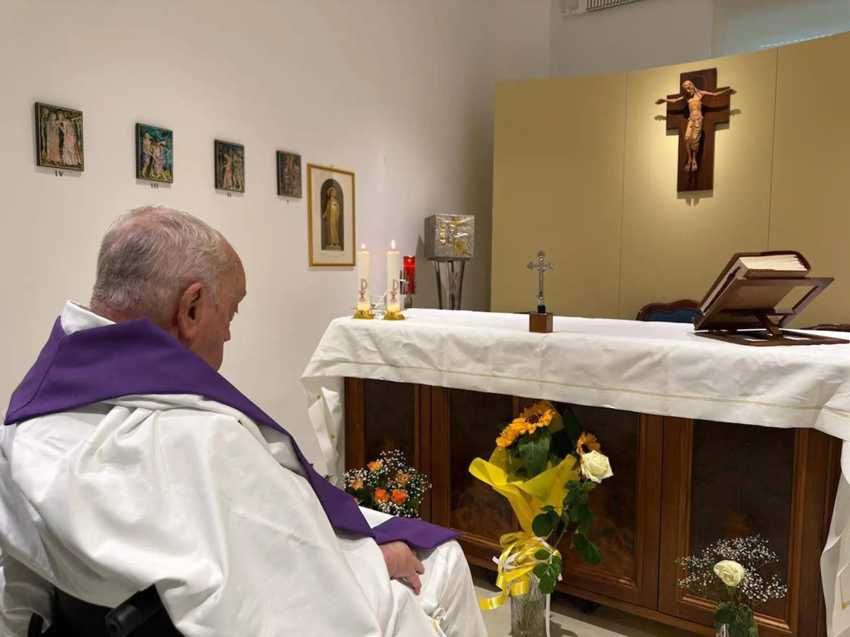 Prvá FOTO pápeža Františka od hospitalizácie. 