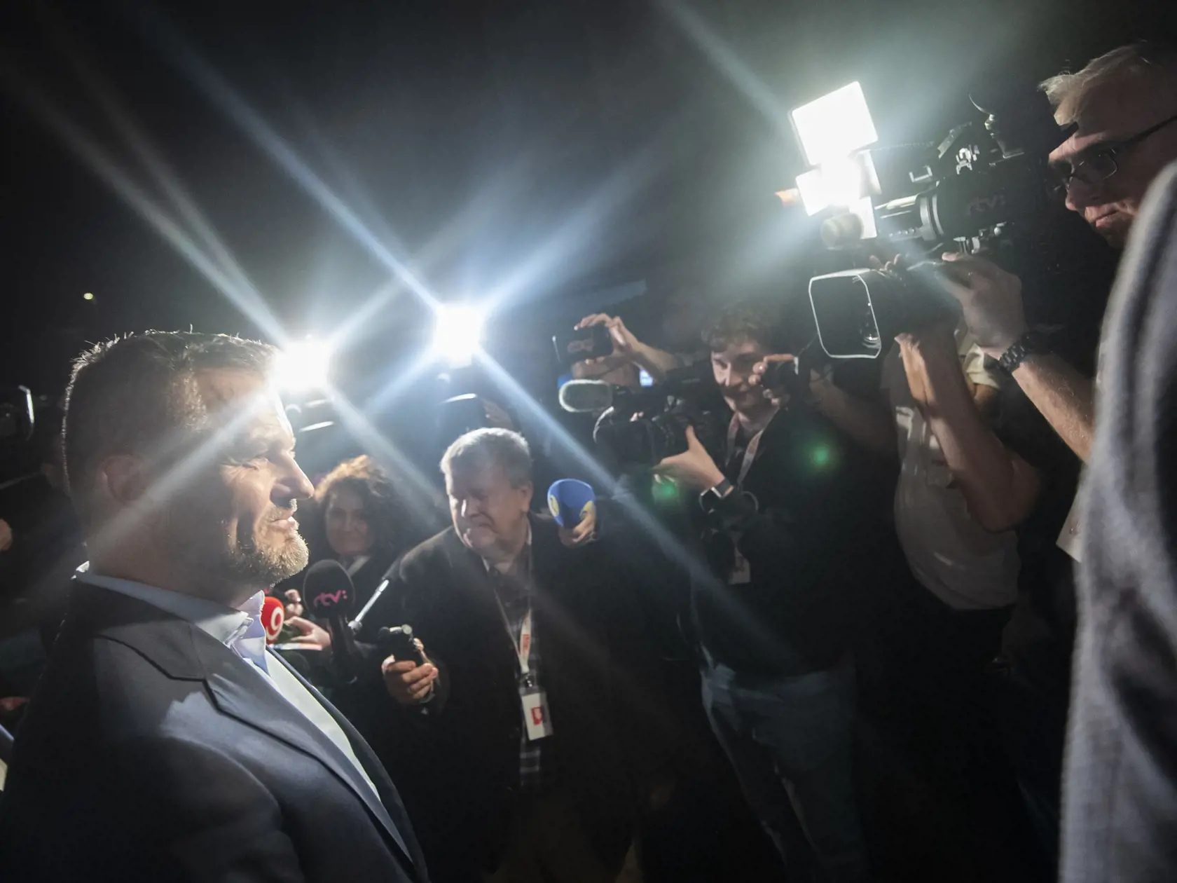 Na snímke Peter Pellegrini (vľavo) odpovedá na otázky novinárov počas príchodu do svojej volebnej centrály v Bratislave v rámci 2. kola prezidentských volieb v sobotu 6. apríla 2024. FOTO TASR - Martin Baumann