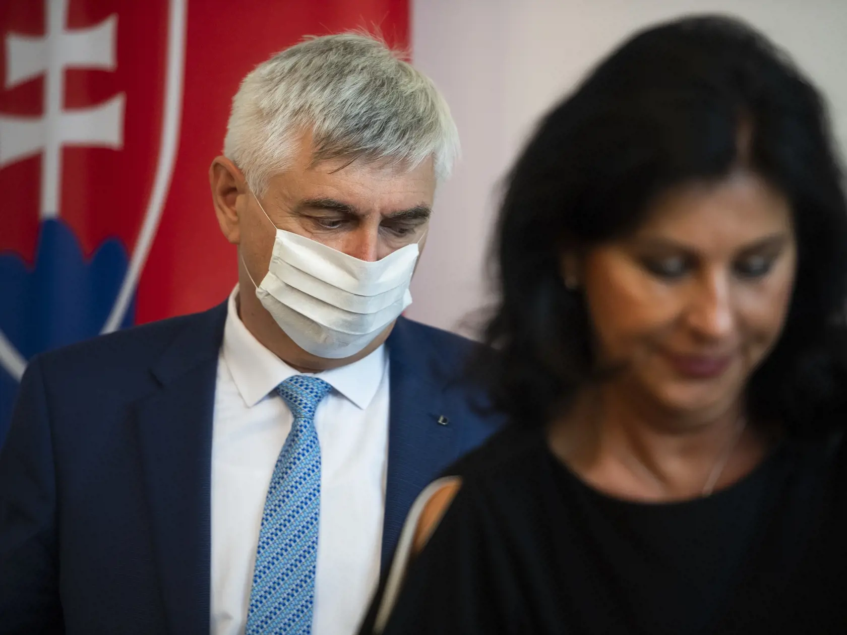Na snímke zľava námestník generálneho prokurátora SR Jozef Szabó a prvá námestníčka generálneho prokurátora SR Viera Kováčiková počas tlarovej konferencie k aktuálnym informáciam týkajúcich sa rezortu prokuratúry v Bratislave 12. augusta 2020. FOTO TASR - Jaroslav Novák