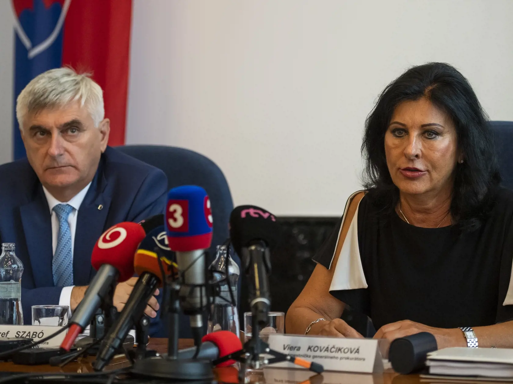Na snímke zľava námestník generálneho prokurátora SR Jozef Szabó a prvá námestníčka generálneho prokurátora SR Viera Kováčiková  počas tlačovej konferencie k aktuálnym informáciam týkajúcich sa rezortu prokuratúry v Bratislave 12. augusta 2020. FOTO TASR - Jaroslav Novák