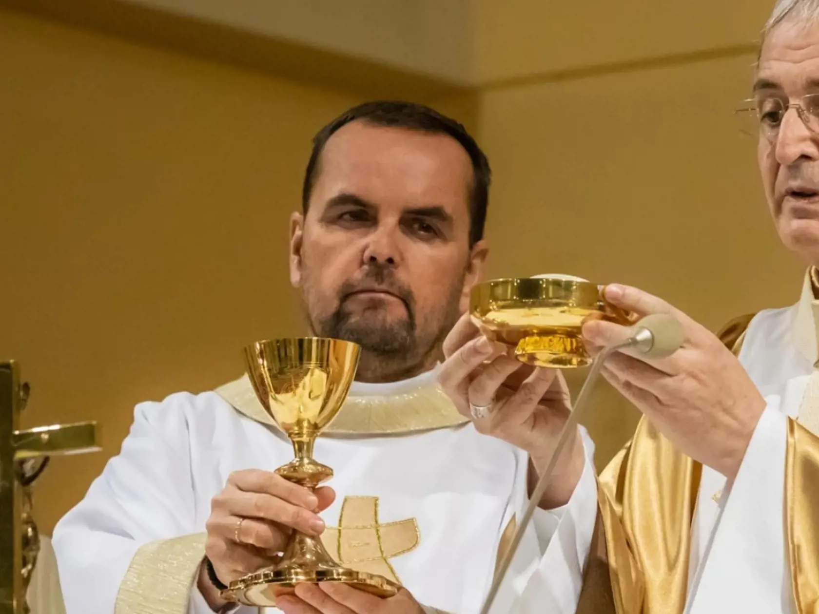 Radovan Pavlík (vľavo) z Tlačovej kancelárie Konferencie biskupov Slovenska nám o prípadnom zrušení celibátu povedal: "Právo zdobrovoľniť celibát prislúcha pápežovi. Cirkev na Slovensku rozhodnutia Svätého Otca vždy rešpektuje."