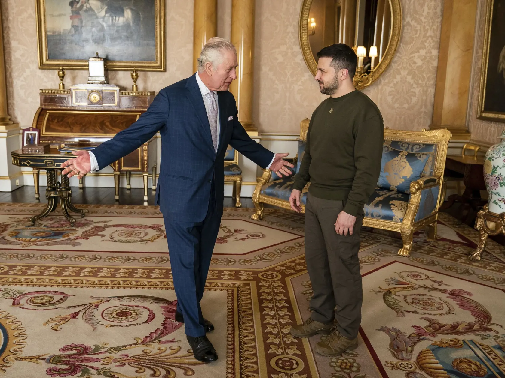 Na snímke britský kráľ Karol III. (vľavo) a ukrajinský prezident Volodymyr Zelenskyj