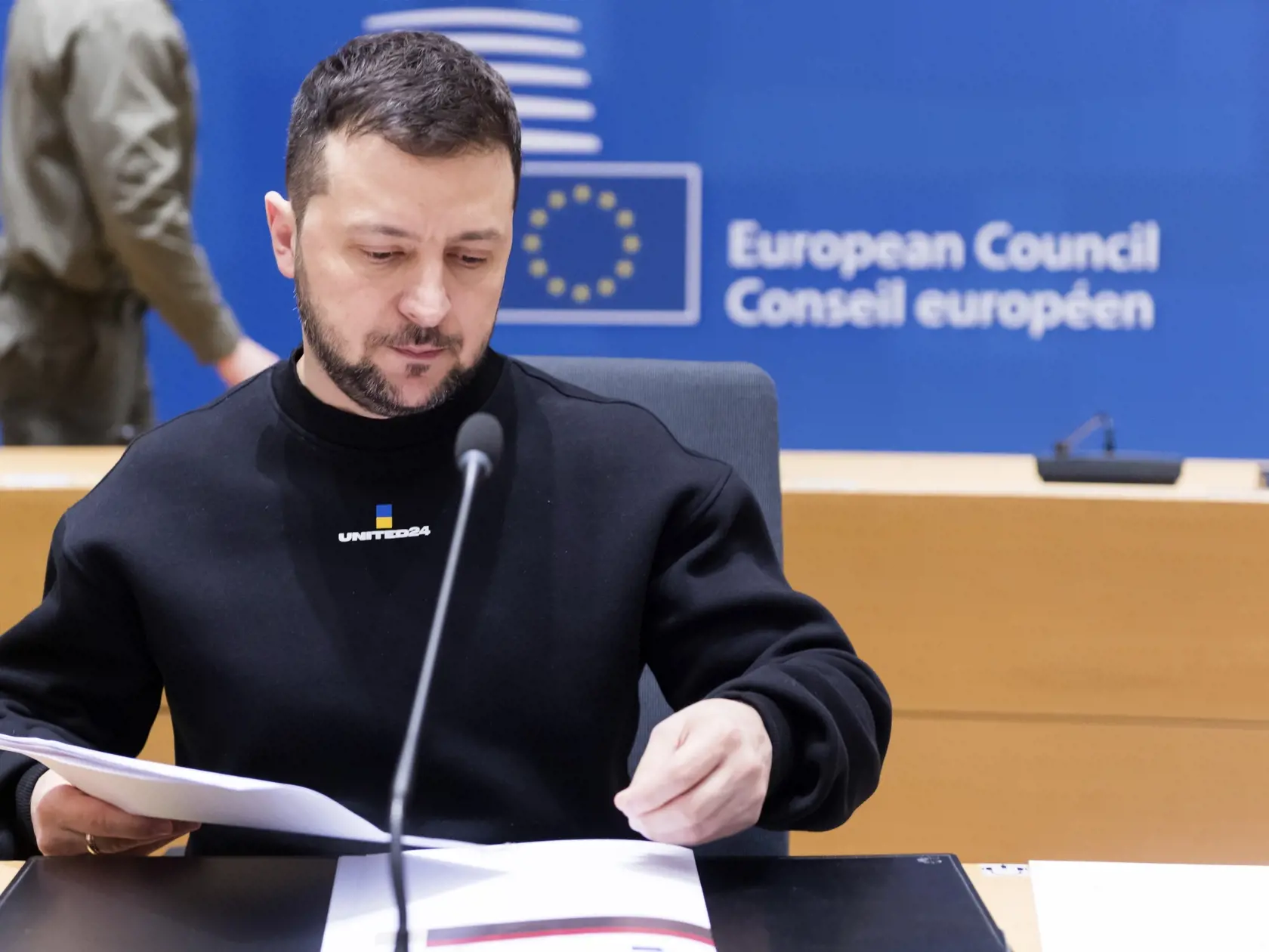 Ukrajinský prezident Volodymyr Zelenskyj počas rokovania za okrúhlym stolom  v rámci mimoriadneho summitu lídrov členských krajín EÚ v Bruseli vo štvrtok 9. februára 2023. FOTO TASR/AP