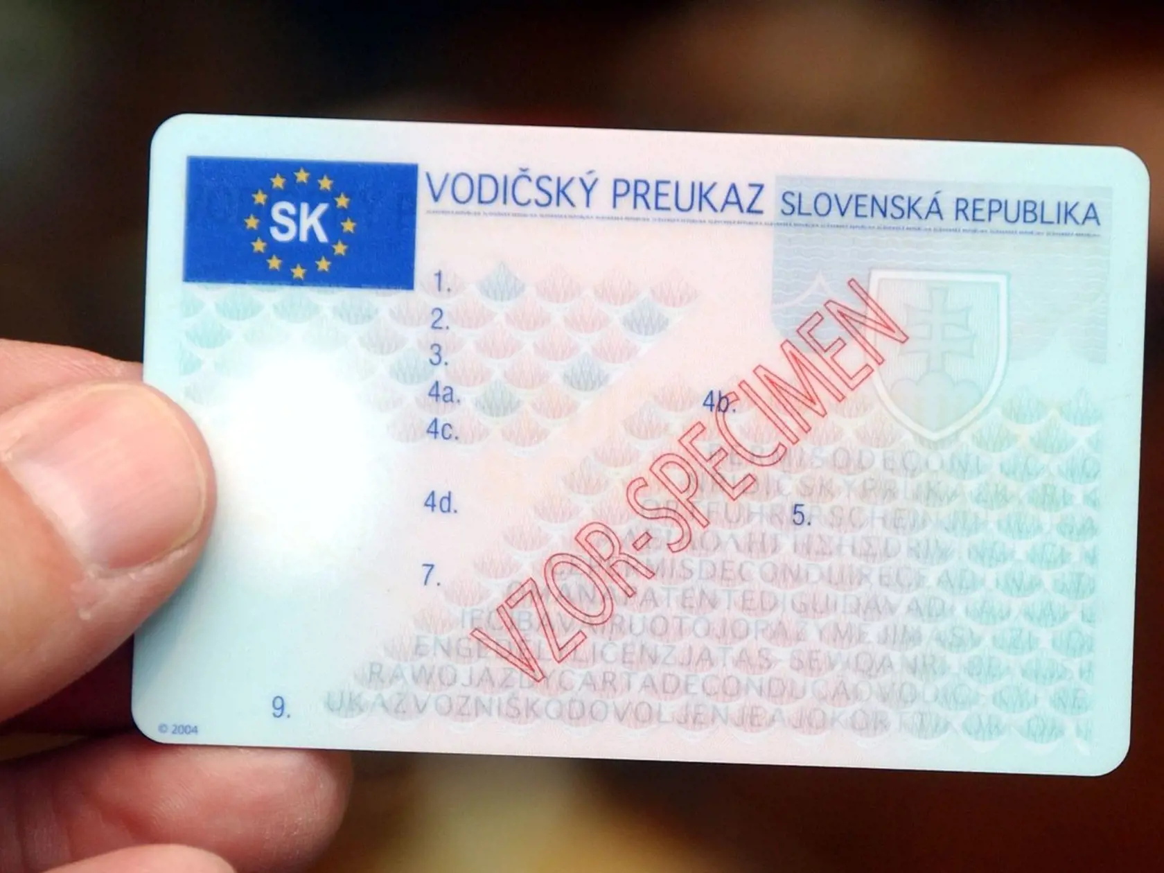 Takmer 400-tisíc Slovákom sa skončí platnosť vodičského preukazu. Ružové vodičské preukazy, vydávané od vzniku SR do apríla 2004, platia do konca roka 2023. Skončila sa tak ich neobmedzená platnosť. Polícia bude verejnosť na zmenu priebežne upozorňovať v dostatočnom predstihu. O výmenu môžu ich držitelia požiadať aj v súčasnosti.