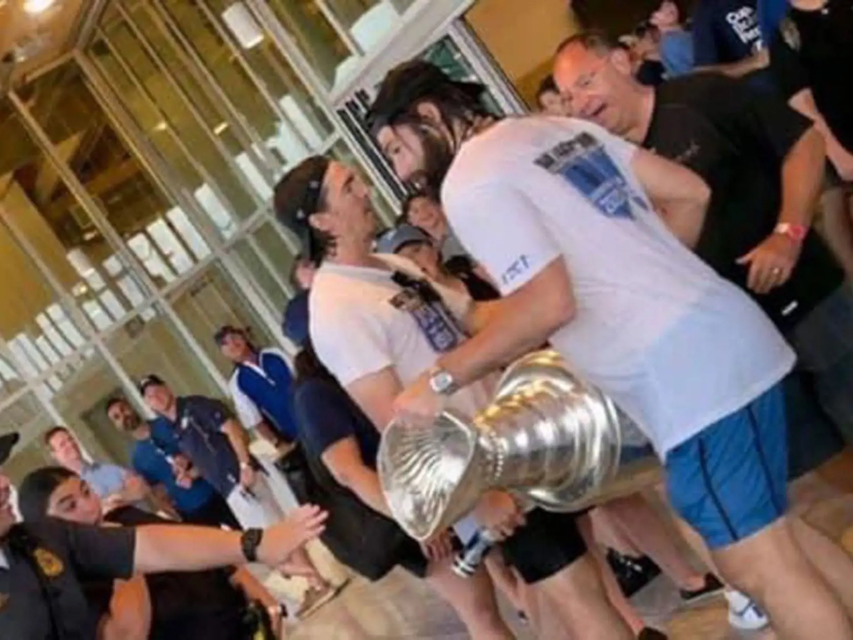 Bujaré oslavy si vyžiadali aj svoju obeť, šampiónom NHL sa podarilo poškodiť trofej, ktorá musela putovať do opravy.