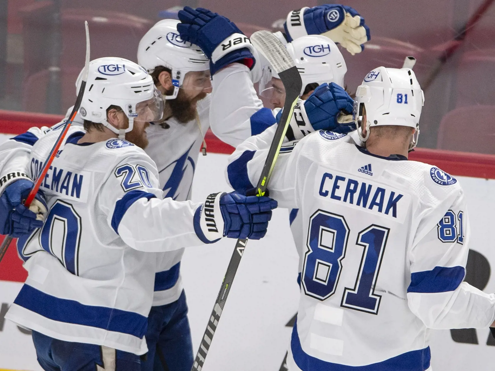 EBE 14 Montreal - Na snímke vpravo slovenský obranca Tampy Erik Černák oslavuje gól spoluhráča Barclaya Goodrowa (druhý zľava) vo štvrtom zápase finále play off hokejovej NHL Montreal Canadiens - Tampa Bay Lightning (3:2 po predĺžení) v noci na 6. júla 2021. FOTO TASR/AP


Tampa Bay Lightning's Barclay Goodrow (19) celebrates his goal with teammates during the second period of Game 4 of the NHL hockey Stanley Cup final against the Montreal Canadiens in Montreal, Monday, July 5, 2021. (Ryan Remio