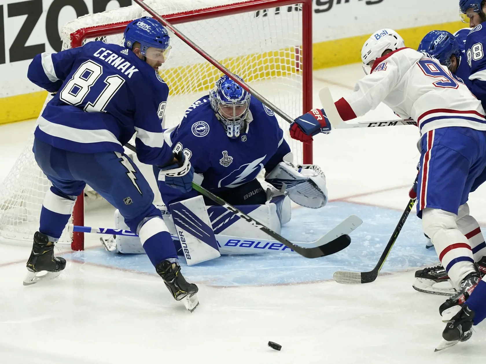 KK8 Tampa - Brankár Tampy Bay Lighting Andrej Vasilevskij, spoluhráč Erik Černák (81) a Corey Perry (94) z Montrealu Canadiens v druhom zápase finále play off NHL Tampa Bay - Montreal Canadiens 30. júna 2021 v Tampe. FOTO TASR/AP
Tampa Bay Lightning goaltender Andrei Vasilevskiy (88) and defenseman Erik Cernak (81) watch as Montreal Canadiens right wing Corey Perry (94) tries playing the puck during the second period in Game 2 of the NHL hockey Stanley Cup finals, Wednesday, June 30, 2021, in Ta