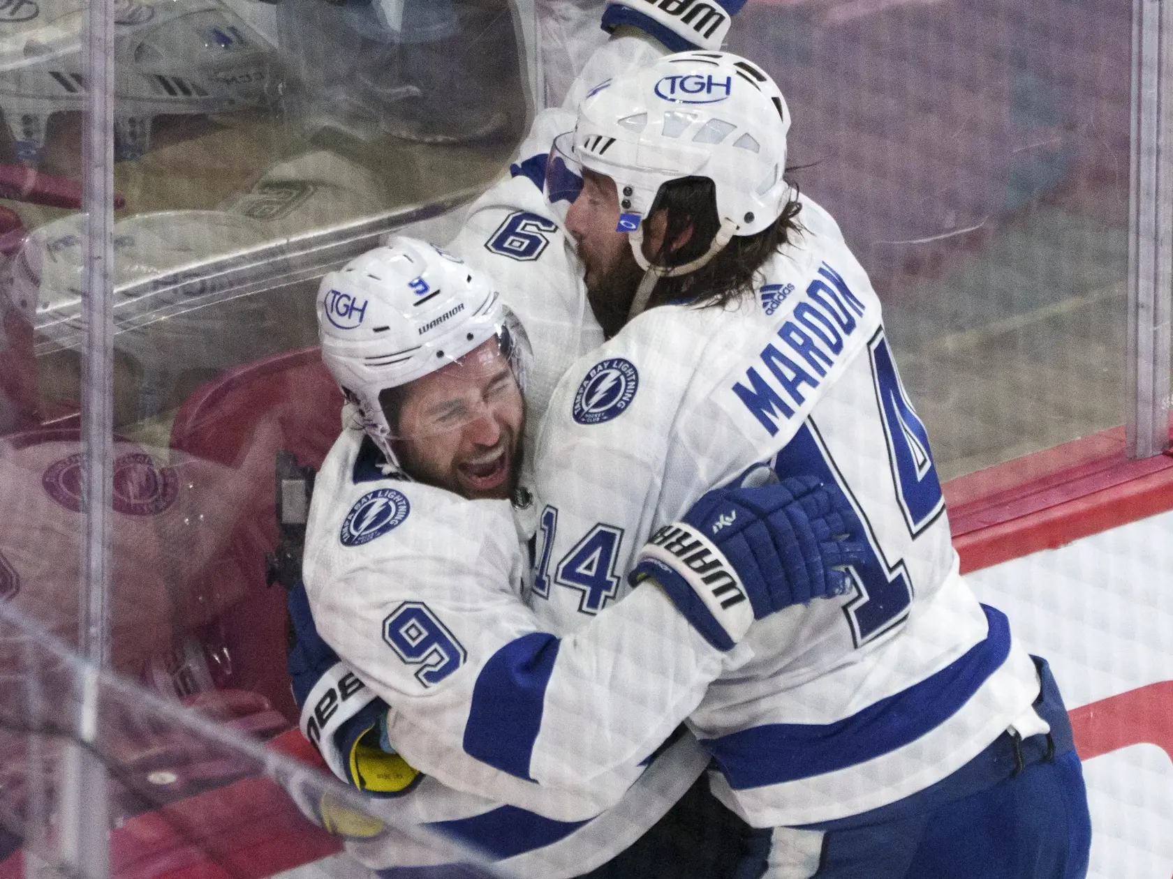 WA 3 Montreal - Hokejista Tampy Tyler Johnson (vľavo) sa teší so spoluhráčom Patom Maroonom po strelení gólu počas tretieho zápasu finále play off zámorskej hokejovej NHL Montreal Canadiens - Tampa Bay Lightning v Montreale 2. júla 2021. Tampu delí už iba jedno víťazstvo od zisku Stanleyho pohára. Obhajca trofeje triumfoval v noci na sobotu na ľade Montrealu Canadiens 6:3 a v sérii vedie už 3:0 na zápasy. Slovenský obranca Erik Černák prispel k víťazstvu "bleskov" asistenciou. Jeho krajan Tomáš 