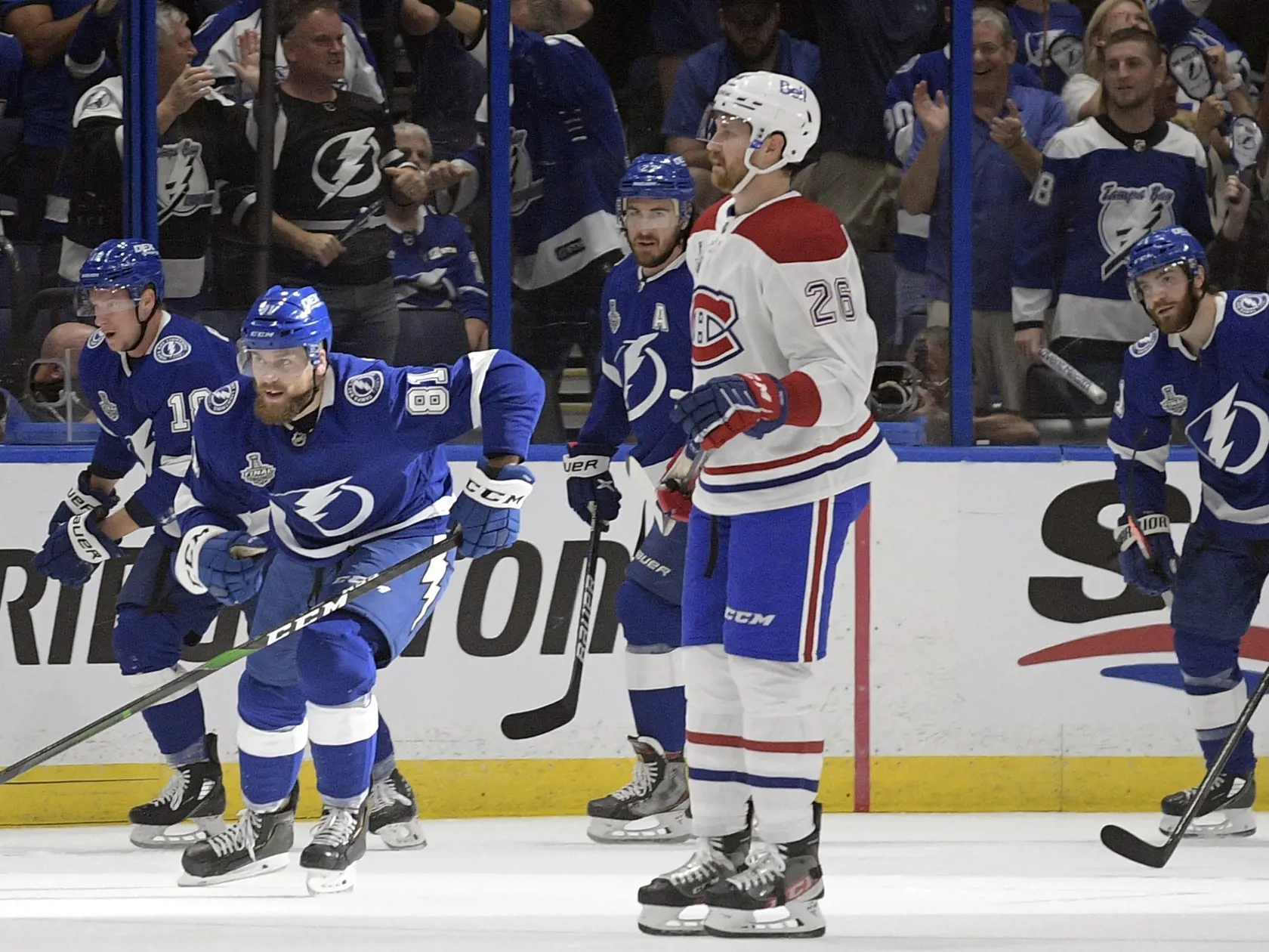 WA 27 Tampa - Slovenský hokejový obranca v drese Tampy Erik Černák (druhý zľava) sa teší po strelení gólu v prvom zápase finále play off zámorskej hokejovej NHL Tampa Bay Lightning - Montreal Canadiens v Tampe v pondelok 28. júna 2021. FOTO TASR/AP 


Tampa Bay Lightning defenseman Erik Cernak (81) skates towards the bench after scoring during the first period in Game 1 of the NHL hockey Stanley Cup finals against the Montreal Canadiens, Monday, June 28, 2021, in Tampa, Fla. (AP Photo/Phelan Ebe