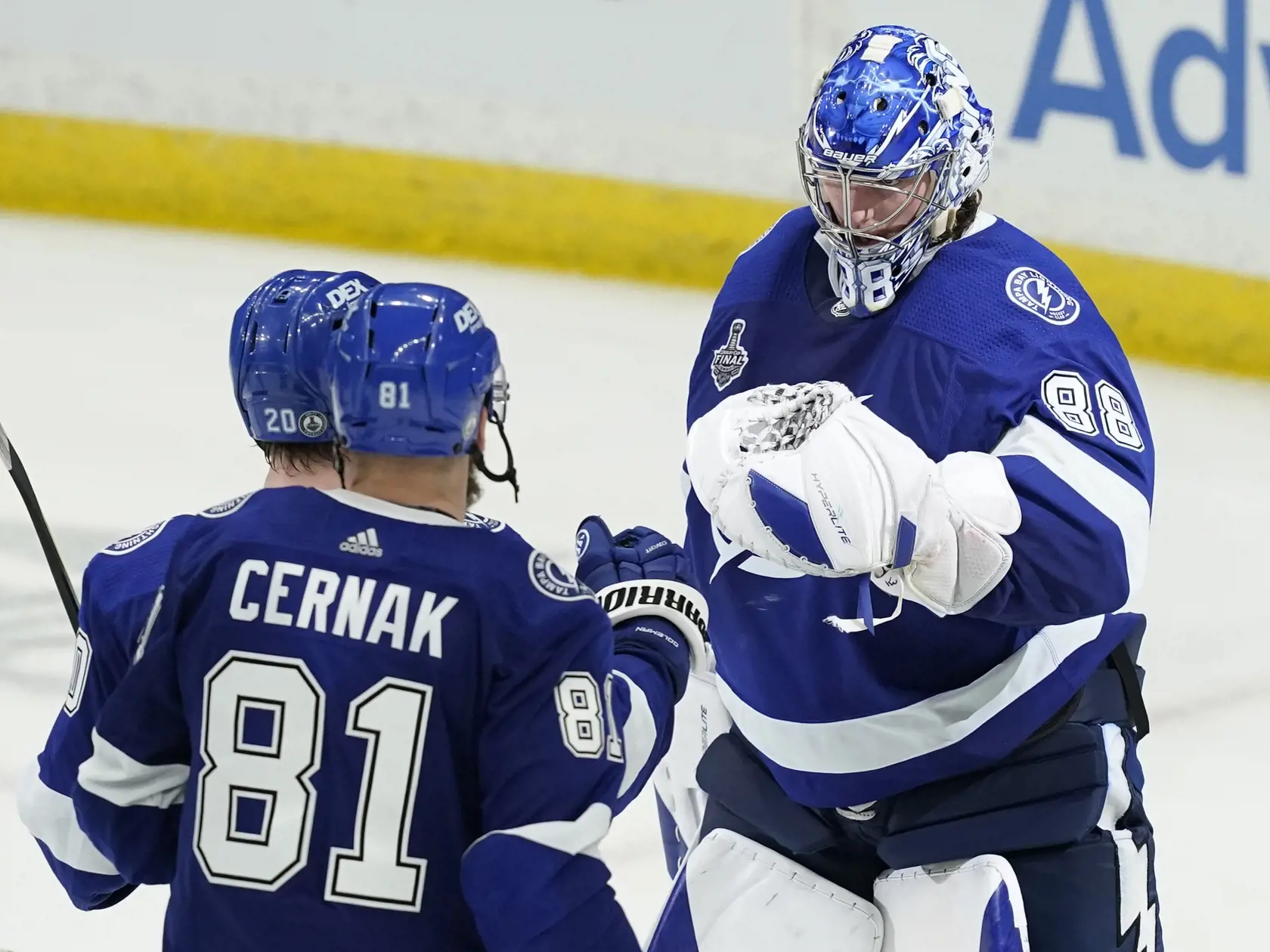 KK3 Tampa - Hráči Tampy Bay Lighting Andrej Vasilevskij (vpravo), Erik Černák (81) a Blake Coleman sa tešia po víťazstve nad Montrealom Canadiens v druhom zápase finále play off NHL Tampa Bay - Montreal Canadiens 30. júna 2021 v Tampe. FOTO TASR/AP
Tampa Bay Lightning goaltender Andrei Vasilevskiy (88) is greeted by defenseman Erik Cernak (81) and center Blake Coleman (20) after the team defeated the Montreal Canadiens, 3-1, in Game 2 of the NHL hockey Stanley Cup finals, Wednesday, June 30, 202