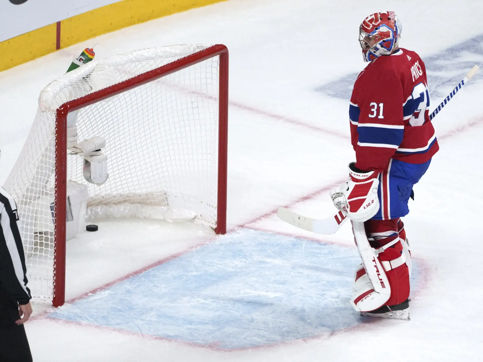 WA 5 Montreal - Brankár Montrealu Carey Price sleduje puk vo svojej bráne počas tretieho zápasu finále play off zámorskej hokejovej NHL Montreal Canadiens - Tampa Bay Lightning v Montreale 2. júla 2021. Tampu delí už iba jedno víťazstvo od zisku Stanleyho pohára. Obhajca trofeje triumfoval v noci na sobotu na ľade Montrealu Canadiens 6:3 a v sérii vedie už 3:0 na zápasy. Slovenský obranca Erik Černák prispel k víťazstvu "bleskov" asistenciou. Jeho krajan Tomáš Tatar opäť chýbal v zostave Canadie