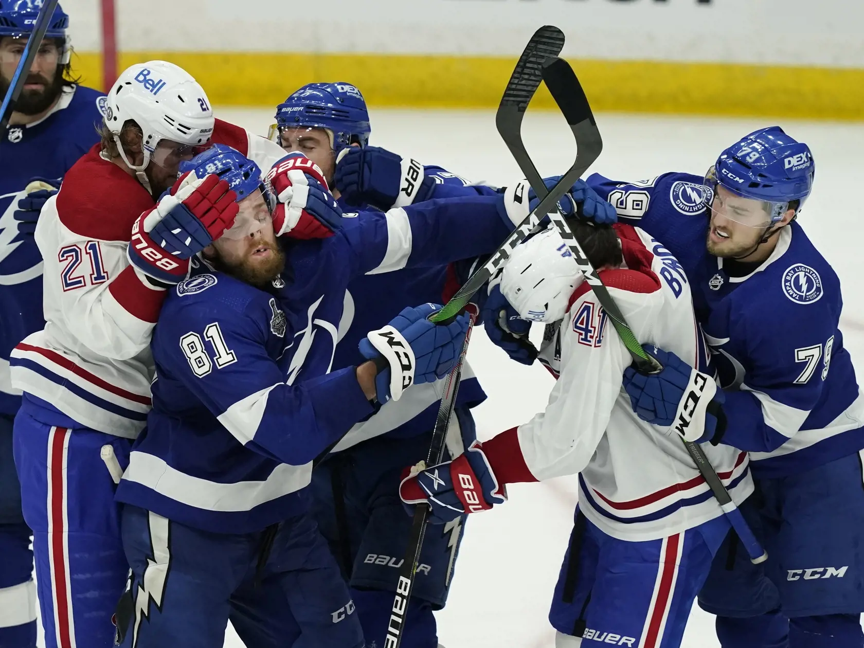 WA 22 Tampa - Slovenský obranca v drese Tampy Erik Černák (81) a hráč Montrealu Paul Byron (41)  počas bitky v prvom zápase finále play off zámorskej hokejovej NHL Tampa Bay Lightning - Montreal Canadiens v Tampe v pondelok 28. júna 2021. Tampa zvíťazila 5:1 a vedie v sérii 1:0 na zápasy. FOTO TASR/AP 


Tampa Bay Lightning defenseman Erik Cernak (81) and Montreal Canadiens right wing Paul Byron (41) are separated during the third period in Game 1 of the NHL hockey Stanley Cup finals, Monday, Ju