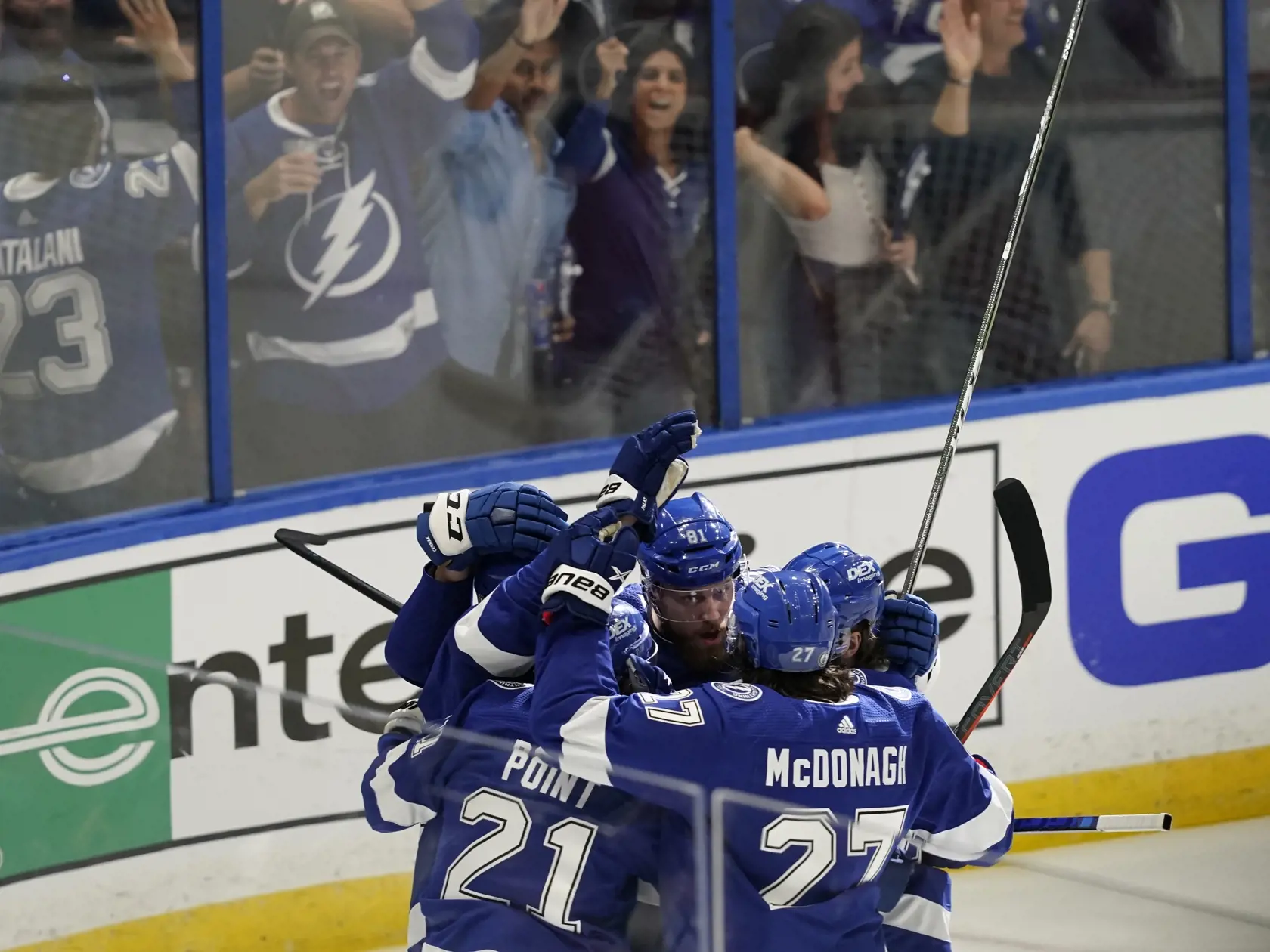 WA 25 Tampa - Slovenský hokejový obranca v drese Tampy Erik Černák (uprostred) sa teší so spoluhráčmi po strelení gólu v prvom zápase finále play off zámorskej hokejovej NHL Tampa Bay Lightning - Montreal Canadiens v Tampe v pondelok 28. júna 2021. FOTO TASR/AP 


 Tampa Bay Lightning defenseman Erik Cernak skates down the ice after scoring a goal on Montreal Canadiens goaltender Carey Price during the first period in Game 1 of the NHL hockey Stanley Cup finals, Monday, June 28, 2021, in Tampa, 