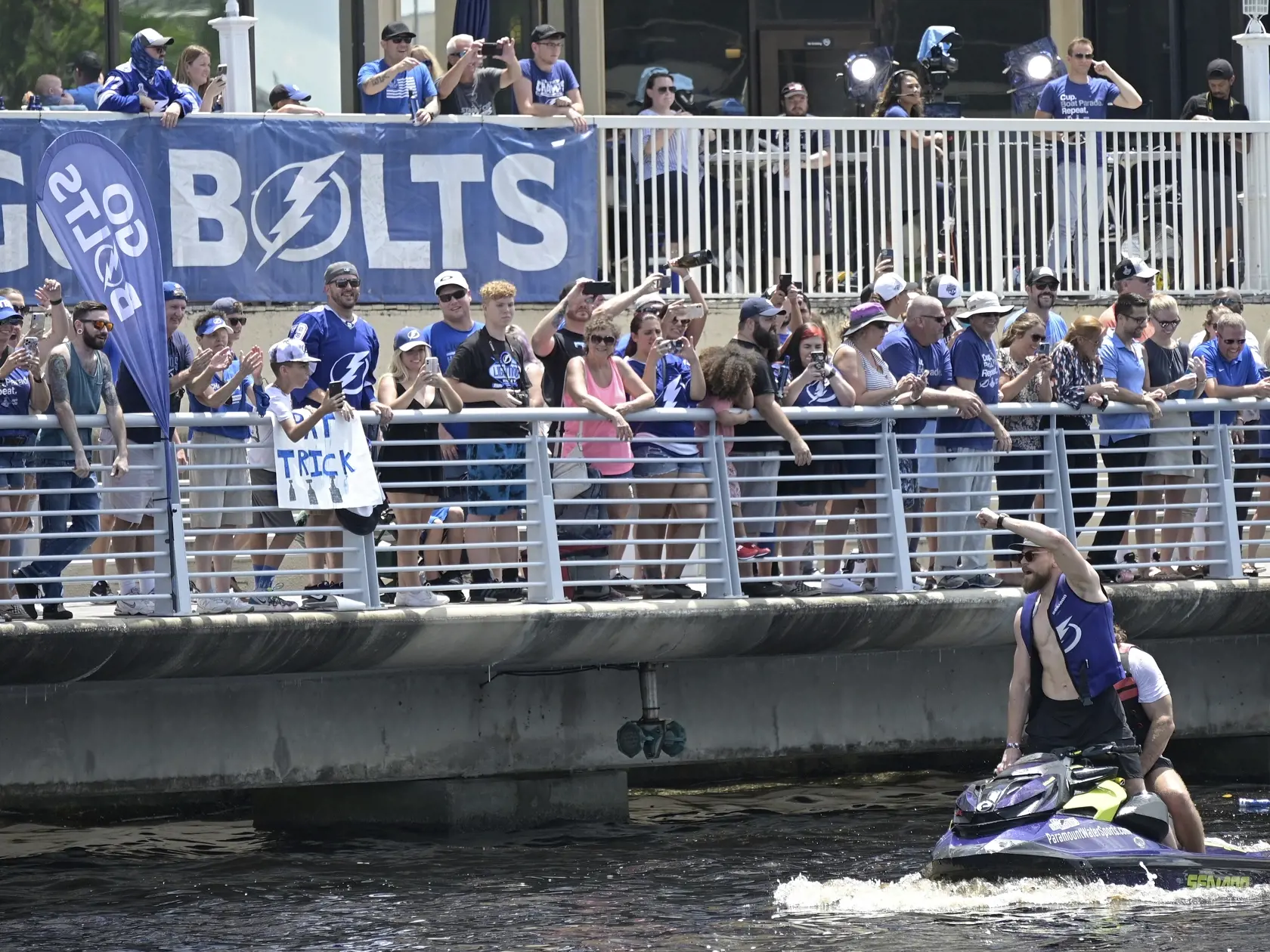 WA 11 Tampa -  Slovenský hokejový reprezentant v drese Tampy Erik Černák (vpravo) zdraví fanúšikov v rámci majstrovských osláv počas plavby na lodi po rieke Hillsborough v Tampe 12. júla 2021. Hokejisti Tampy Bay obhájili Stanleyho pohár. V noci na štvrtok 8. júla 2021 zvíťazili v piatom súboji play off NHL doma nad Montrealom 1:0 a v celej sérii triumfovali 4:1 na zápasy. Mesto Tampa sa teší zo zisku majstrovského titulu v niektorej zo štyroch najväčších profesionálnych zámorských súťaží tretík
