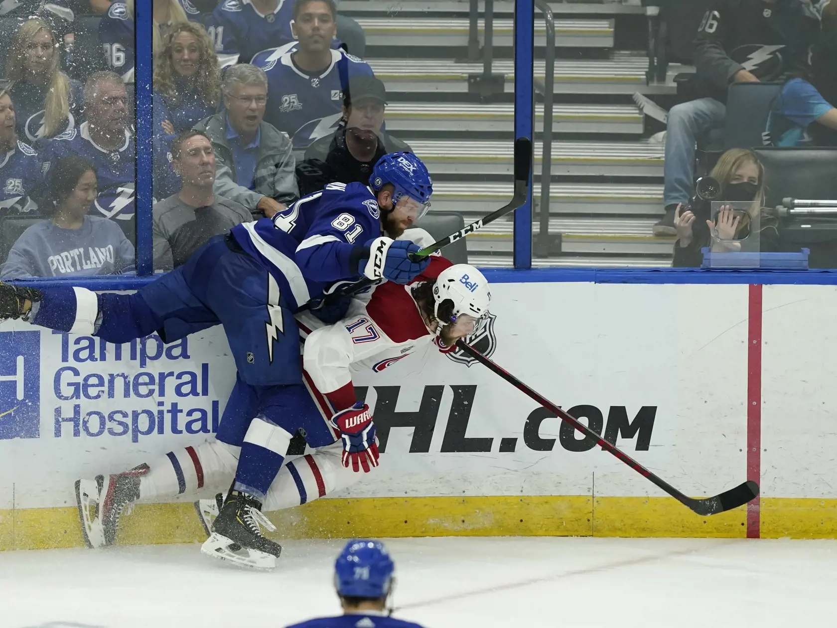 KK7 Tampa - Hráč Tampy Bay Lighting Erik Černák (81) a Josh Anderson z Montrealu Canadiens v druhom zápase finále play off NHL Tampa Bay - Montreal Canadiens 30. júna 2021 v Tampe. FOTO TASR/AP
Tampa Bay Lightning defenseman Erik Cernak (81) checks Montreal Canadiens right wing Josh Anderson (17) during the second period in Game 2 of the NHL hockey Stanley Cup finals, Wednesday, June 30, 2021, in Tampa, Fla. (AP Photo/Gerry Broome)