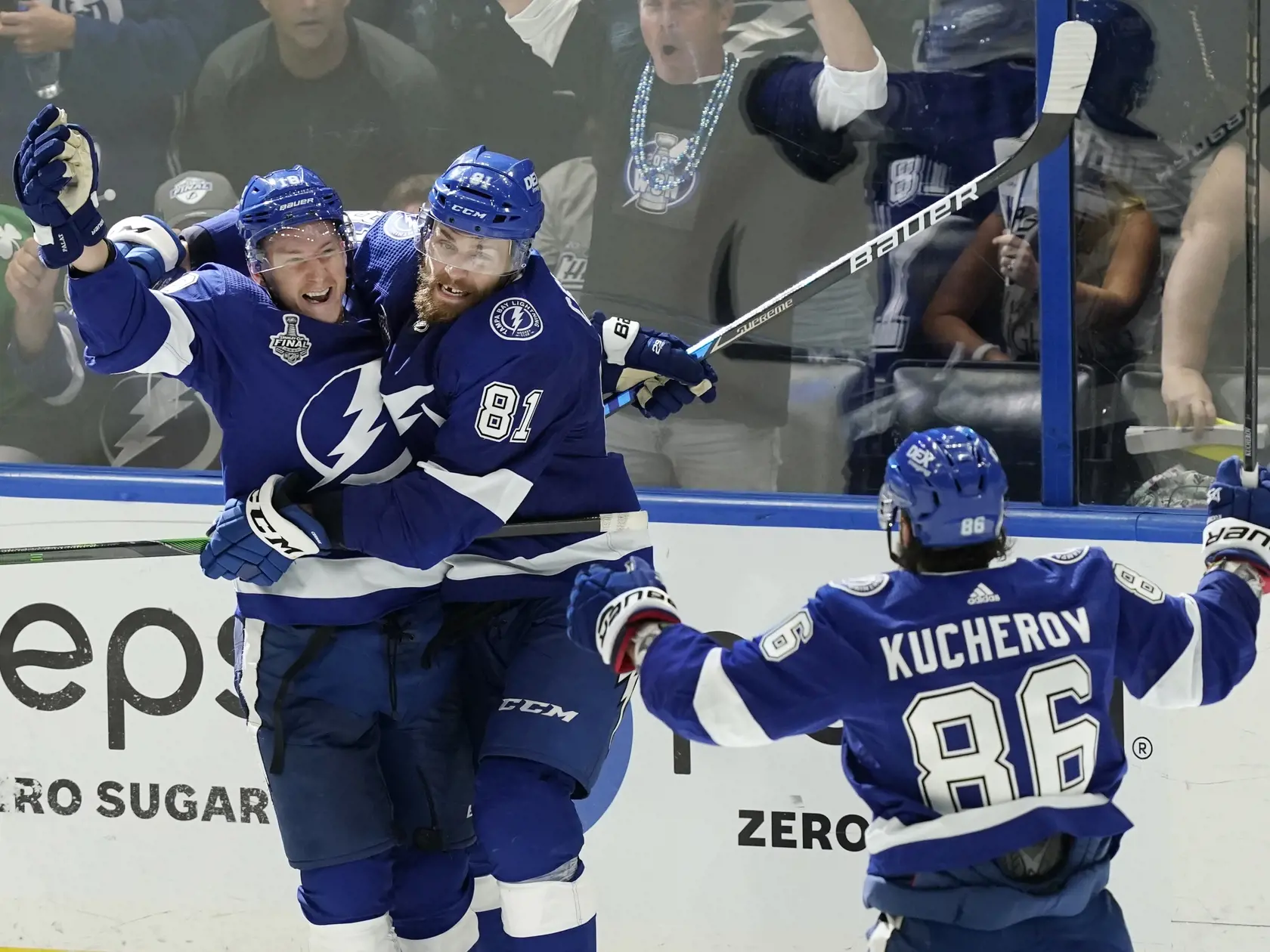 KK4 Tampa - Hráči Tampy Bay Lighting Ondřej Palát (vľavo), Erik Černák (81) a Nikita Kučerov sa tešia z gólu v druhom zápase finále play off NHL Tampa Bay - Montreal Canadiens 30. júna 2021 v Tampe. FOTO TASR/AP
Tampa Bay Lightning left wing Ondrej Palat, left, celebrates with defenseman Erik Cernak (81) and right wing Nikita Kucherov (86) after scoring during the third period in Game 2 of the NHL hockey Stanley Cup finals against the Montreal Canadiens, Wednesday, June 30, 2021, in Tampa, Fla. 