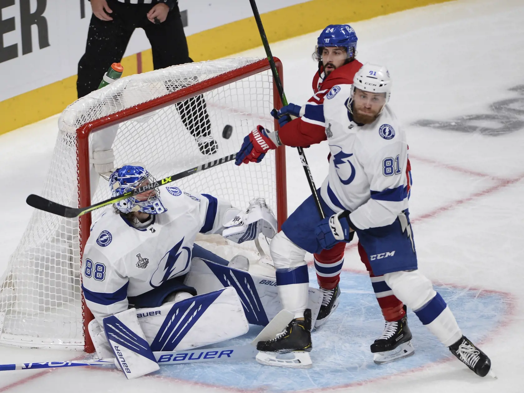 WA 1 Montreal - Slovenský obranca v drese Tampy Erik Černák (vpravo), hokejista Montrealu Phillip Danault (uprostred) a brankár Tampy Andrej Vasilevskij počas tretieho zápasu finále play off zámorskej hokejovej NHL Montreal Canadiens - Tampa Bay Lightning v Montreale 2. júla 2021. Tampu delí už iba jedno víťazstvo od zisku Stanleyho pohára. Obhajca trofeje triumfoval v noci na sobotu na ľade Montrealu Canadiens 6:3 a v sérii vedie už 3:0 na zápasy. Slovenský obranca Erik Černák prispel k víťazst