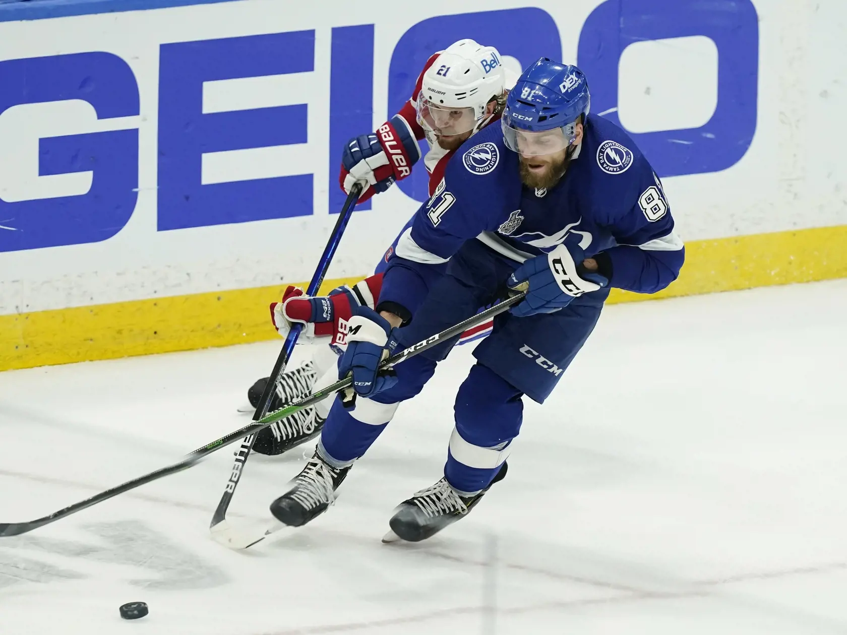 KK6 Tampa - Hráč Tampy Bay Lighting Erik Černák (81) a Eric Staal z Montrealu Canadiens v druhom zápase finále play off NHL Tampa Bay - Montreal Canadiens 30. júna 2021 v Tampe. FOTO TASR/AP
Tampa Bay Lightning defenseman Erik Cernak (81) controls the puck next to Montreal Canadiens center Eric Staal during the third period in Game 2 of the NHL hockey Stanley Cup finals, Wednesday, June 30, 2021, in Tampa, Fla. (AP Photo/Gerry Broome)
