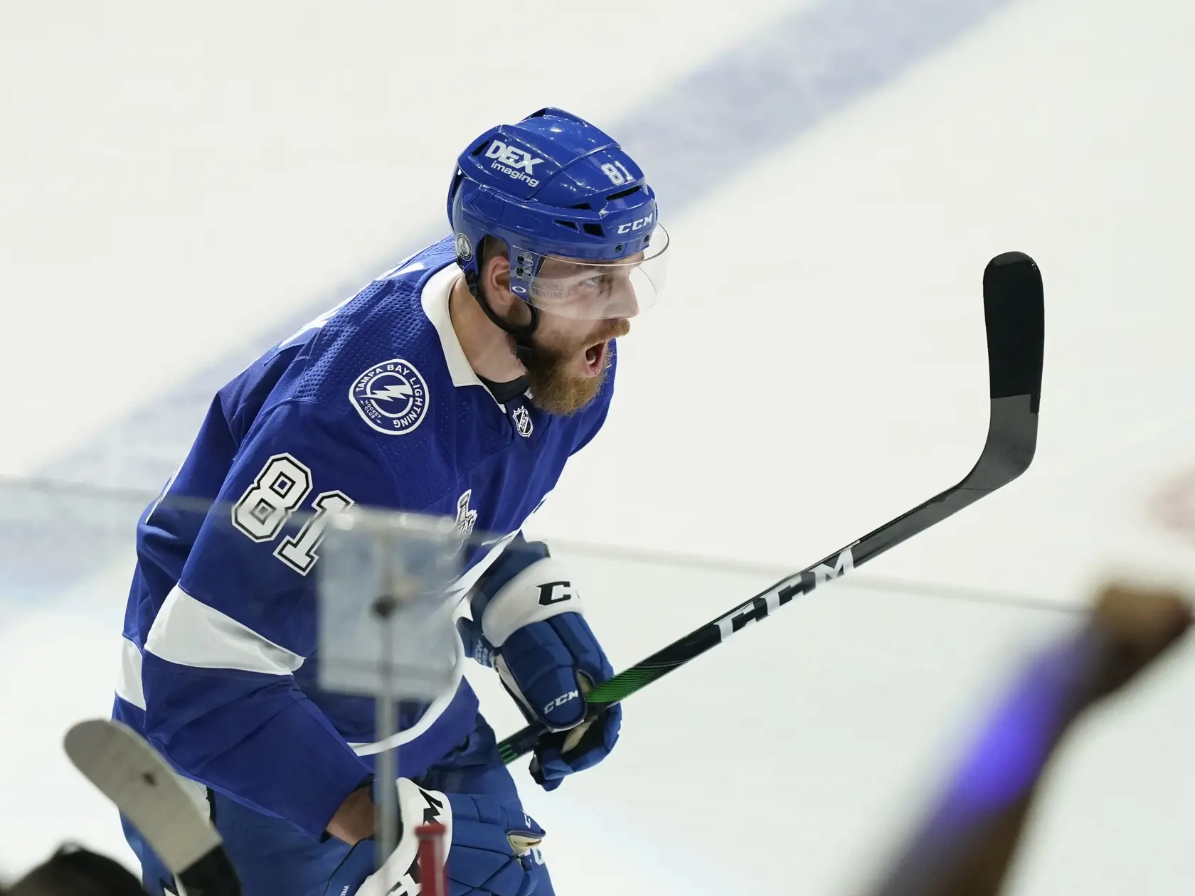 WA 1 Tampa - Slovenský hokejový obranca v drese Tampy Erik Černák sa teší po strelení gólu v prvom zápase finále play off zámorskej hokejovej NHL Tampa Bay Lightning - Montreal Canadiens v Tampe v pondelok 28. júna 2021. FOTO TASR/AP 


 Tampa Bay Lightning defenseman Erik Cernak skates down the ice after scoring a goal on Montreal Canadiens goaltender Carey Price during the first period in Game 1 of the NHL hockey Stanley Cup finals, Monday, June 28, 2021, in Tampa, Fla. (AP Photo/Gerry Broome)