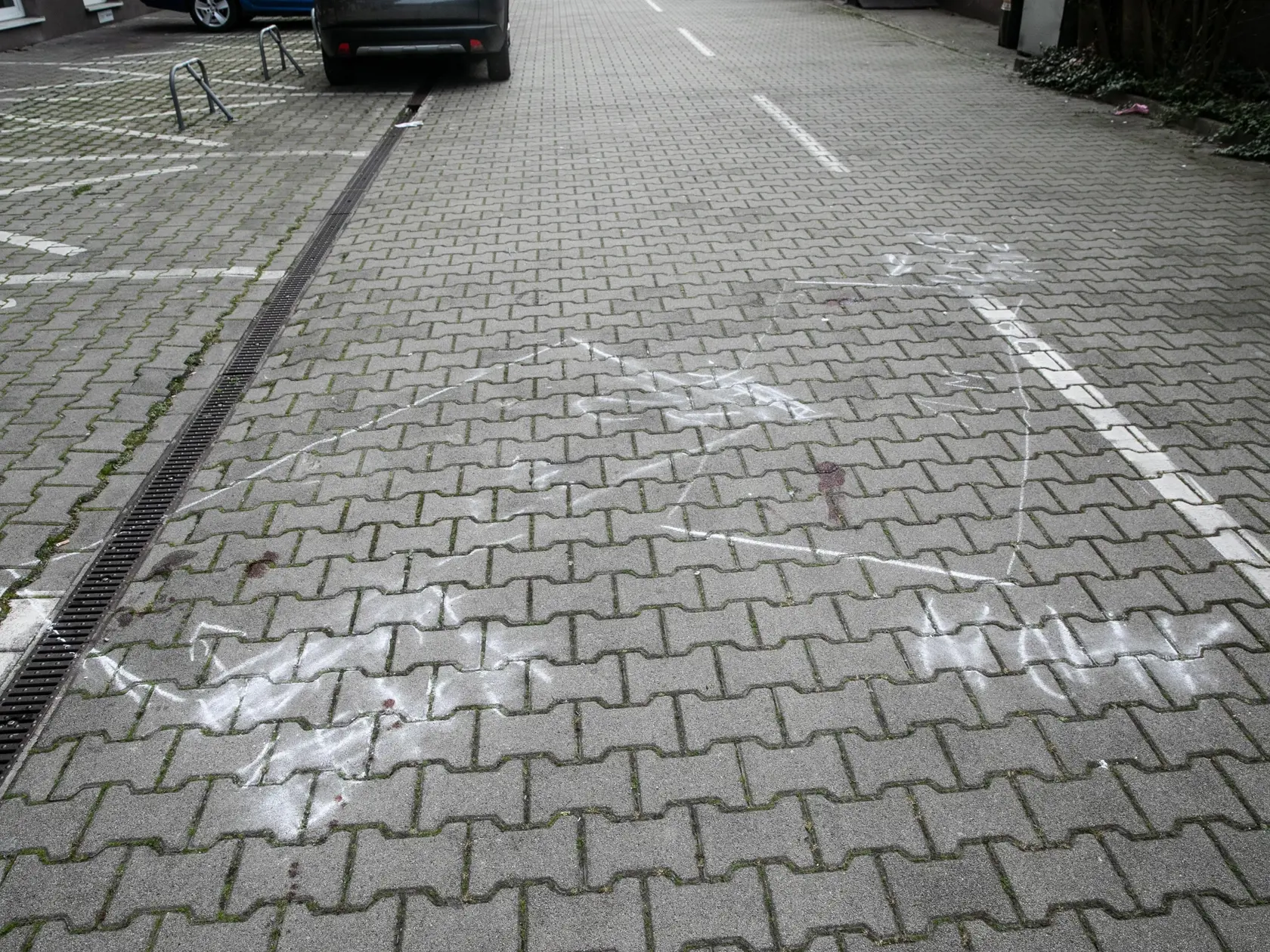Polícia krátko po 10.15h 19.3.2023 prijala informáciu, v zmysle ktorej malo dôjsť k pádu osoby mužského pohlavia z jedného z bytov na Vyšehradskej ulici v Petržalke. Muž bol privolanou záchrannou službou prevezený do jednej z nemocníc, kde zraneniam podľahol. Krátko po 15.00 h sme prijala ďalšie oznámenie, v zmysle ktorého malo dôjsť na uvedenej adrese k pádu ďalšej osoby – tentokrát ženského pohlavia. Tá utrpela pádom zranenia, ktorým na mieste podľahla.