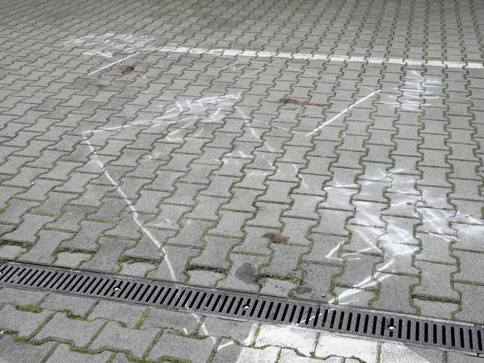 Polícia krátko po 10.15h 19.3.2023 prijala informáciu, v zmysle ktorej malo dôjsť k pádu osoby mužského pohlavia z jedného z bytov na Vyšehradskej ulici v Petržalke. Muž bol privolanou záchrannou službou prevezený do jednej z nemocníc, kde zraneniam podľahol. Krátko po 15.00 h sme prijala ďalšie oznámenie, v zmysle ktorého malo dôjsť na uvedenej adrese k pádu ďalšej osoby – tentokrát ženského pohlavia. Tá utrpela pádom zranenia, ktorým na mieste podľahla.