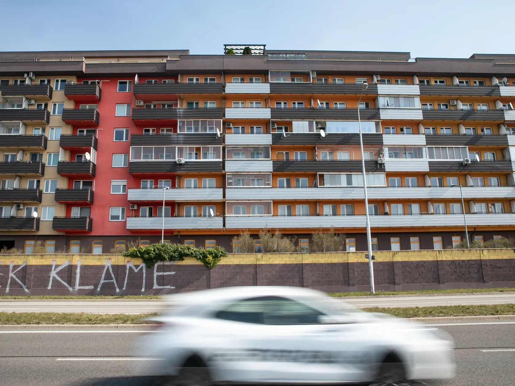 Polícia krátko po 10.15h 19.3.2023 prijala informáciu, v zmysle ktorej malo dôjsť k pádu osoby mužského pohlavia z jedného z bytov na Vyšehradskej ulici v Petržalke. Muž bol privolanou záchrannou službou prevezený do jednej z nemocníc, kde zraneniam podľahol. Krátko po 15.00 h sme prijala ďalšie oznámenie, v zmysle ktorého malo dôjsť na uvedenej adrese k pádu ďalšej osoby – tentokrát ženského pohlavia. Tá utrpela pádom zranenia, ktorým na mieste podľahla.