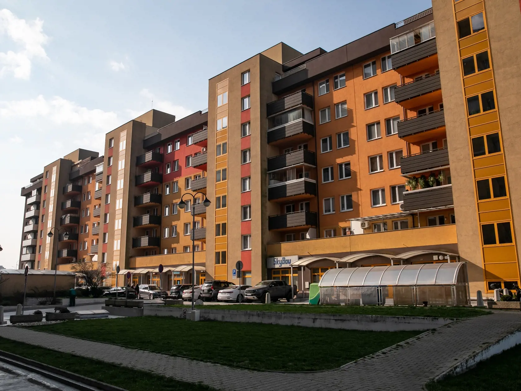 Polícia krátko po 10.15h 19.3.2023 prijala informáciu, v zmysle ktorej malo dôjsť k pádu osoby mužského pohlavia z jedného z bytov na Vyšehradskej ulici v Petržalke. Muž bol privolanou záchrannou službou prevezený do jednej z nemocníc, kde zraneniam podľahol. Krátko po 15.00 h sme prijala ďalšie oznámenie, v zmysle ktorého malo dôjsť na uvedenej adrese k pádu ďalšej osoby – tentokrát ženského pohlavia. Tá utrpela pádom zranenia, ktorým na mieste podľahla.