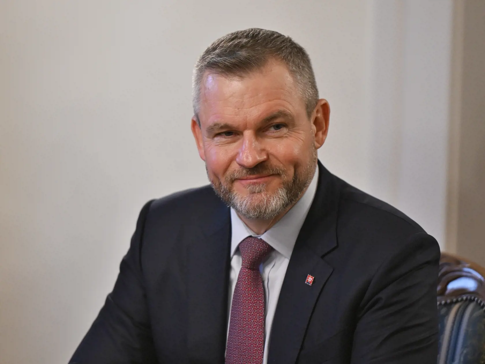 Na snímke prezident SR Peter Pellegrini sa usmieva na stretnutí s predsedom Trnavského samosprávneho kraja (TTSK) Jozefom Viskupičom a primátorom Trnavy Petrom Bročkom (nie sú na snímke) v Trnave, ktoré sa uskutočnilo v rámci pracovného výjazdu v Trnavskom kraji v stredu 11. septembra 2024.
