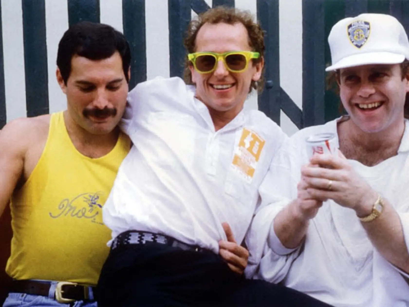 Spevák Queen Freddie Mercury a tanečník Wayne Sleep a spevák Elton John, vpravo.