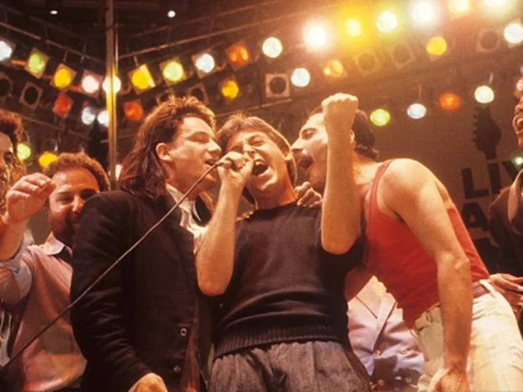Spevák Queen Freddie Mercury a spevák U2 Bono, vľavo, a spevák The Beatles Paul McCartney, v strede.