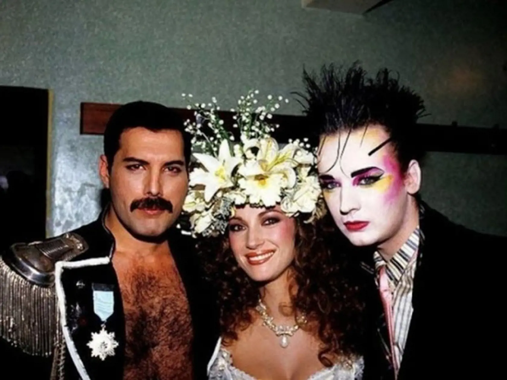 Spevák Queen Freddie Mercury a herečka Jane Seymour a spevák Boy George.