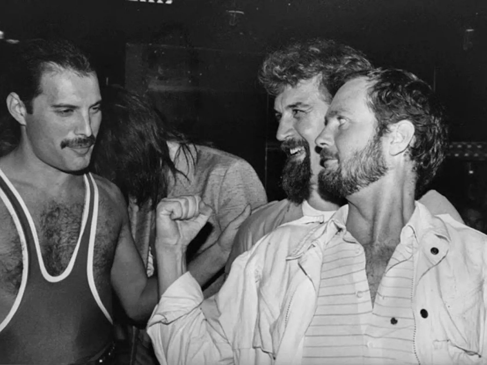 Spevák Queen Freddie Mercury a komikmi Billy Connollym, v strede, Kenny Everettom, vpravo.