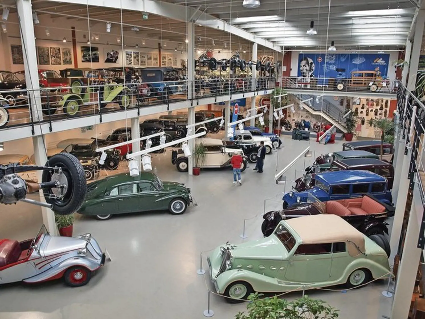Najväčšie súkromné múzeum historických automobilov v Česku sme objavili na Sladovnej ulici. Pýchou unikátnej zbierky sú značky, ktoré neprežili nástup iných: Tatra, Praga či prostějovská automobilka Wikov.