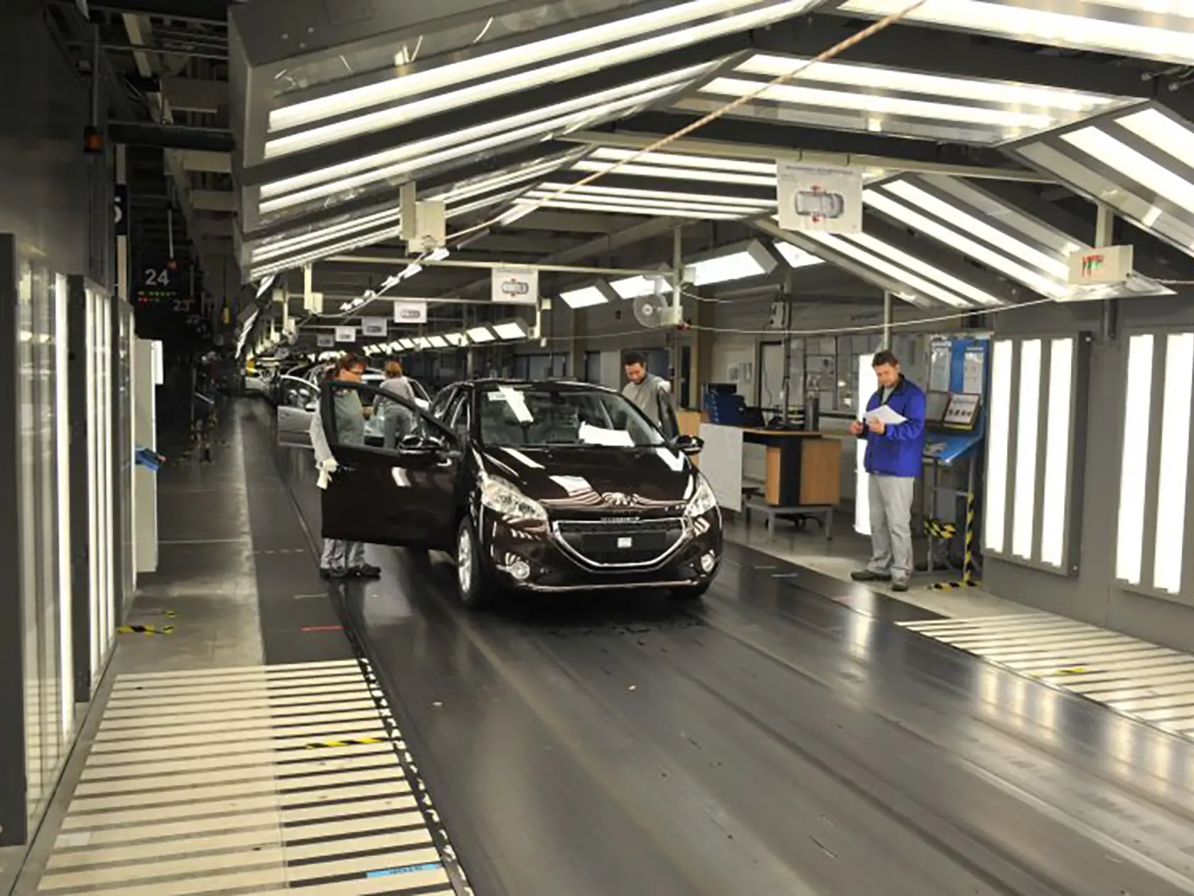 Vedenie v trnavskej automobilke PSA stále hľadá spoločnú reč s odborármi.