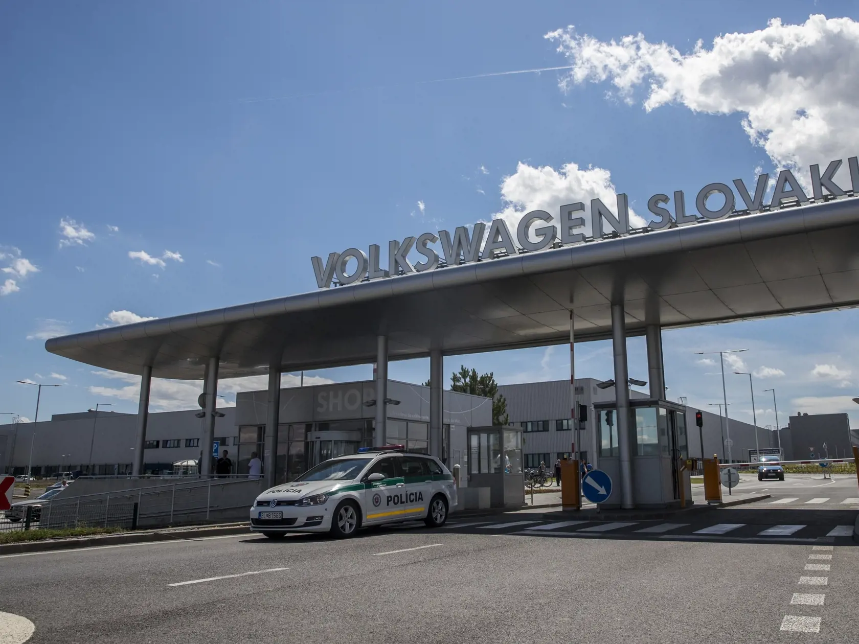 Bratislavsku automobilku Volkswagen evakuovali po tom, ako neznamy oznamovatel nahlasil bombu v objekte zavodu.