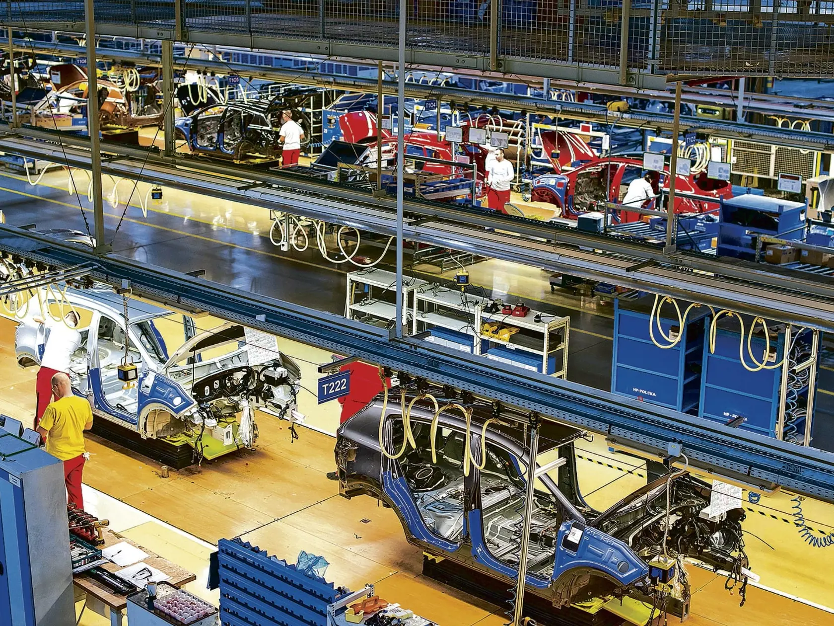 Na linke: Niektorí si prácu v automobilke pochvaľujú, iní ju zatracujú.