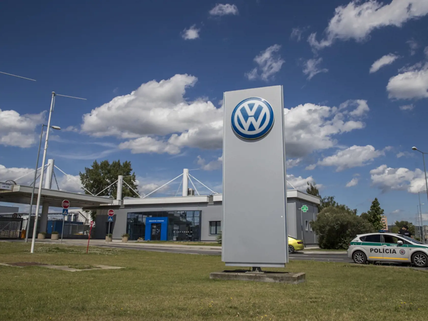 Bratislavsku automobilku Volkswagen evakuovali po tom, ako neznamy oznamovatel nahlasil bombu v objekte zavodu.