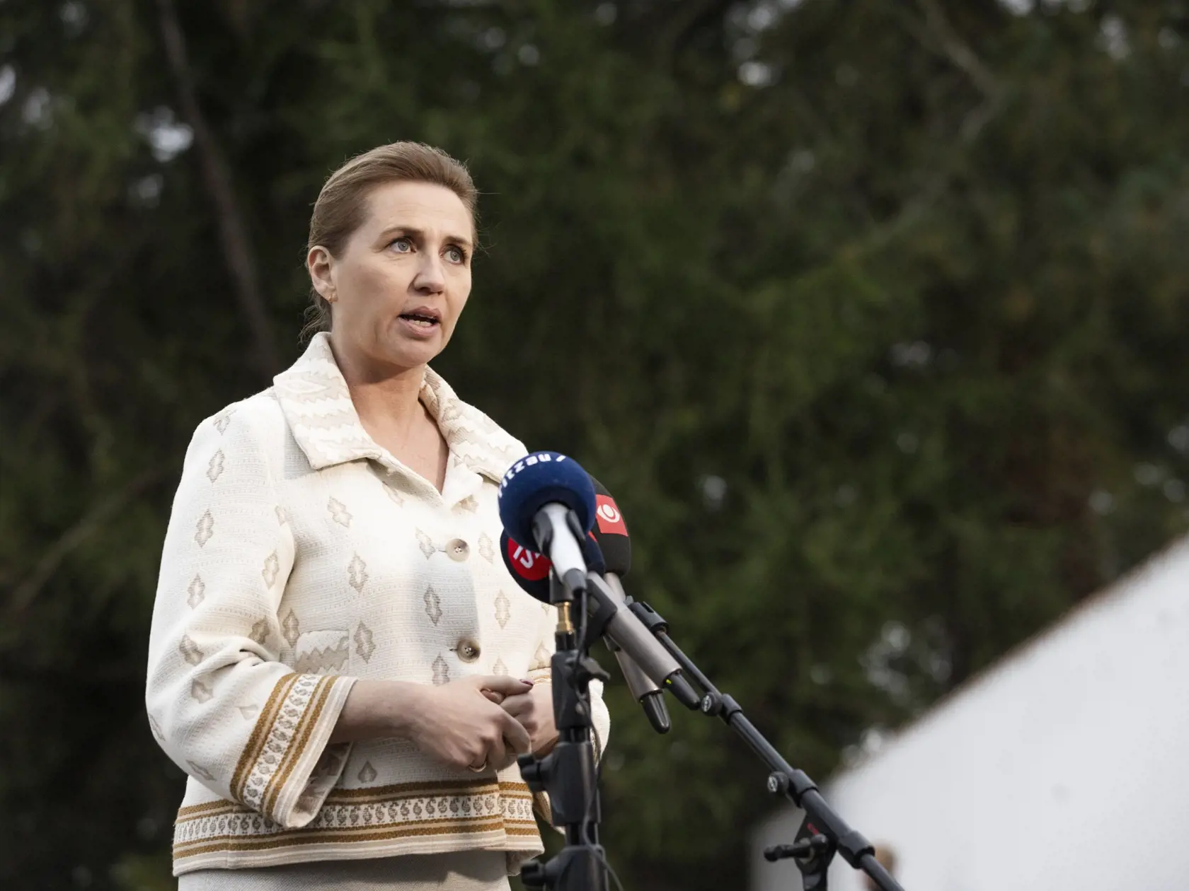 Dánska premiérka Mette Frederiksenová počas brífingu po tom, ako položila kvety pred budovu izraelského veľvyslanectva v Kodani 10. októbra 2023.