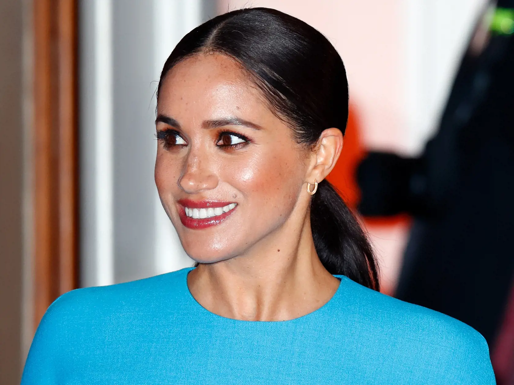 Vojvodkyňa Meghan dorazila po boku Harryho do Londýna.