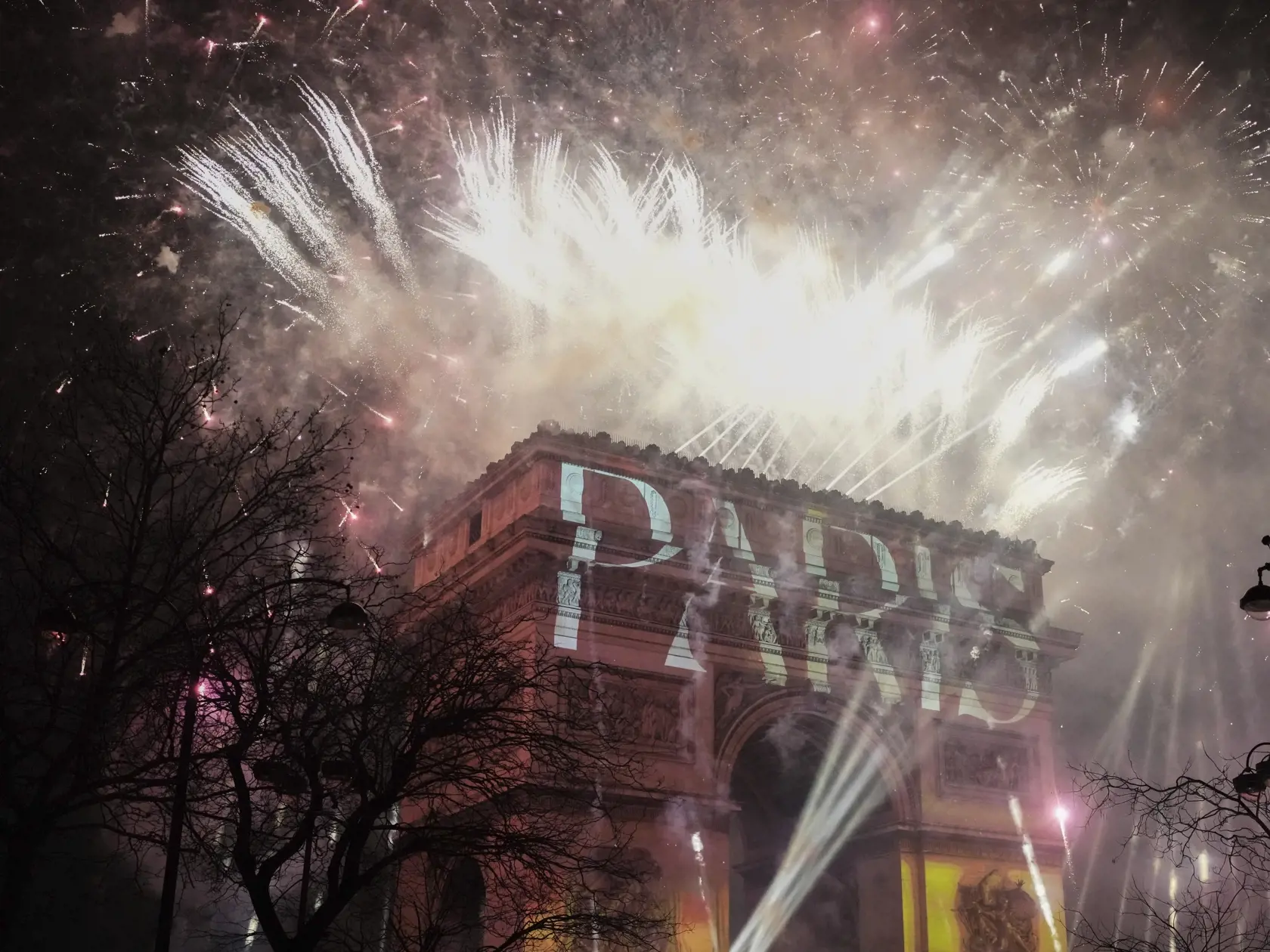 JB 14 Sydney - Ohňostroj exploduje nad Víťazným oblúkom počas novoročných osláv na Champs Elysees v Paríži 1. januára 2025. FOTO TASR/AP
A light show is projected on the Arc de Triomphe as fireworks explode during New Year celebrations on the Champs Elysees in Paris, France, Wednesday, Jan. 1, 2025. (AP Photo/Thibault Camus)