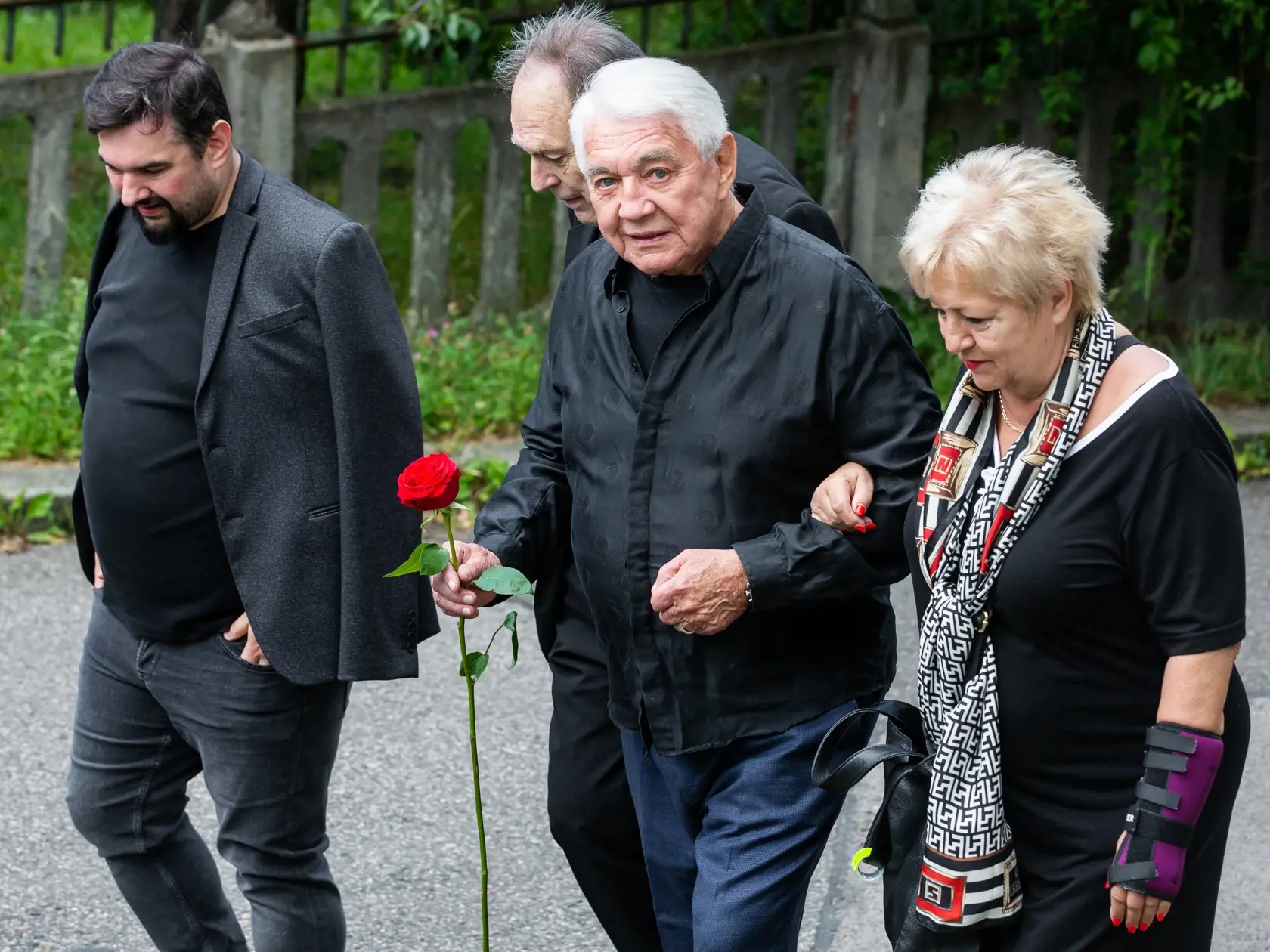 Posledná rozlúčka s českým hercom Josefom Abrhámom v kostole sv. Anežky České na Spořilově v Prahe. Na snímke Jiří Krampol.